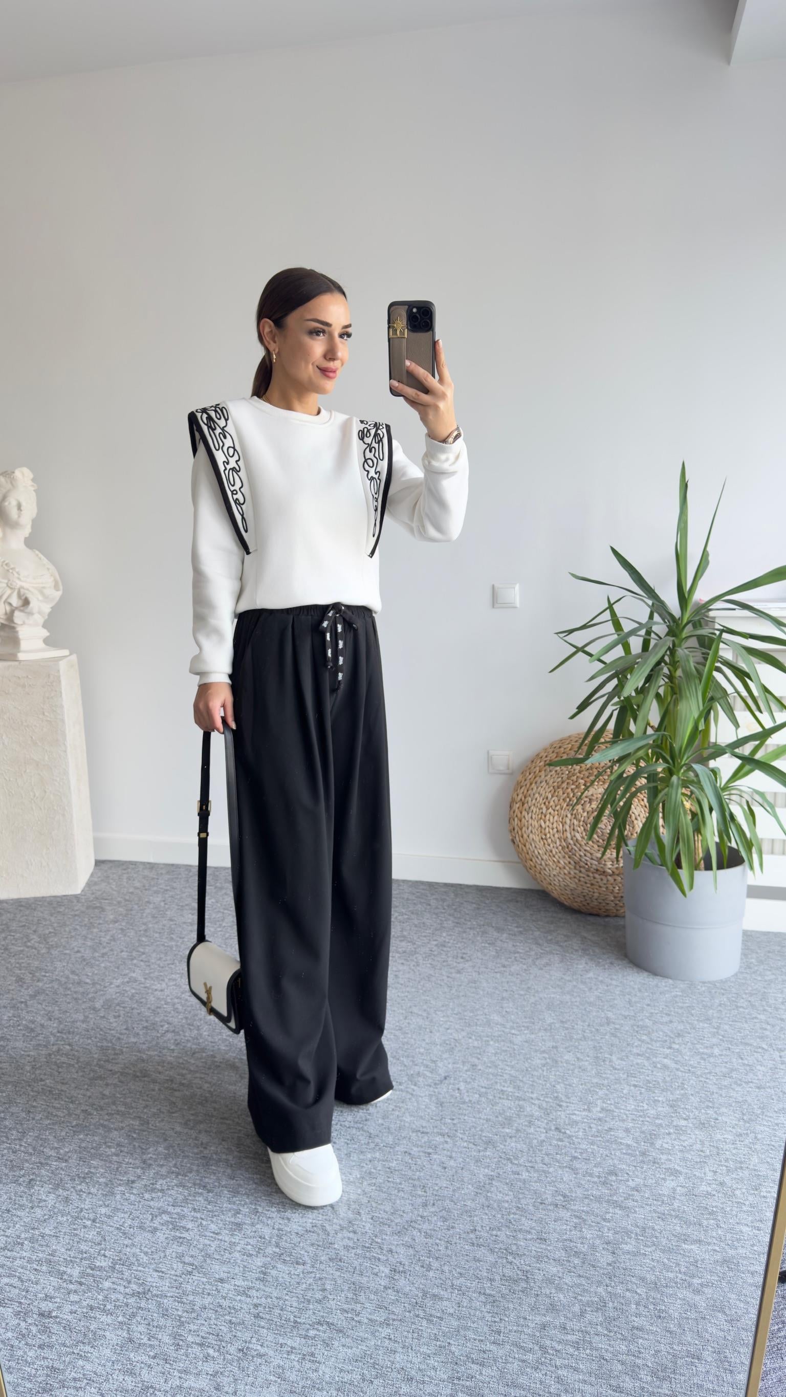 Omzu Nakışlı Beyaz Sweatshirt