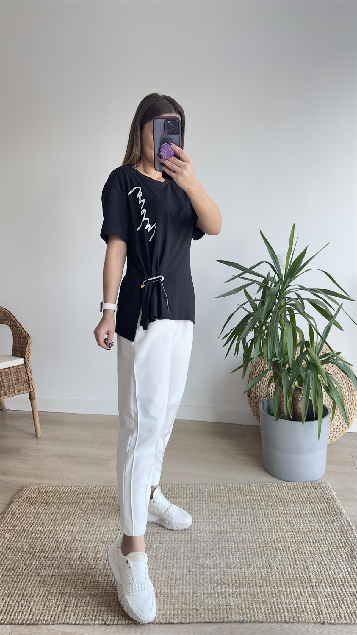 Taş Broşlu Siyah Tshirt
