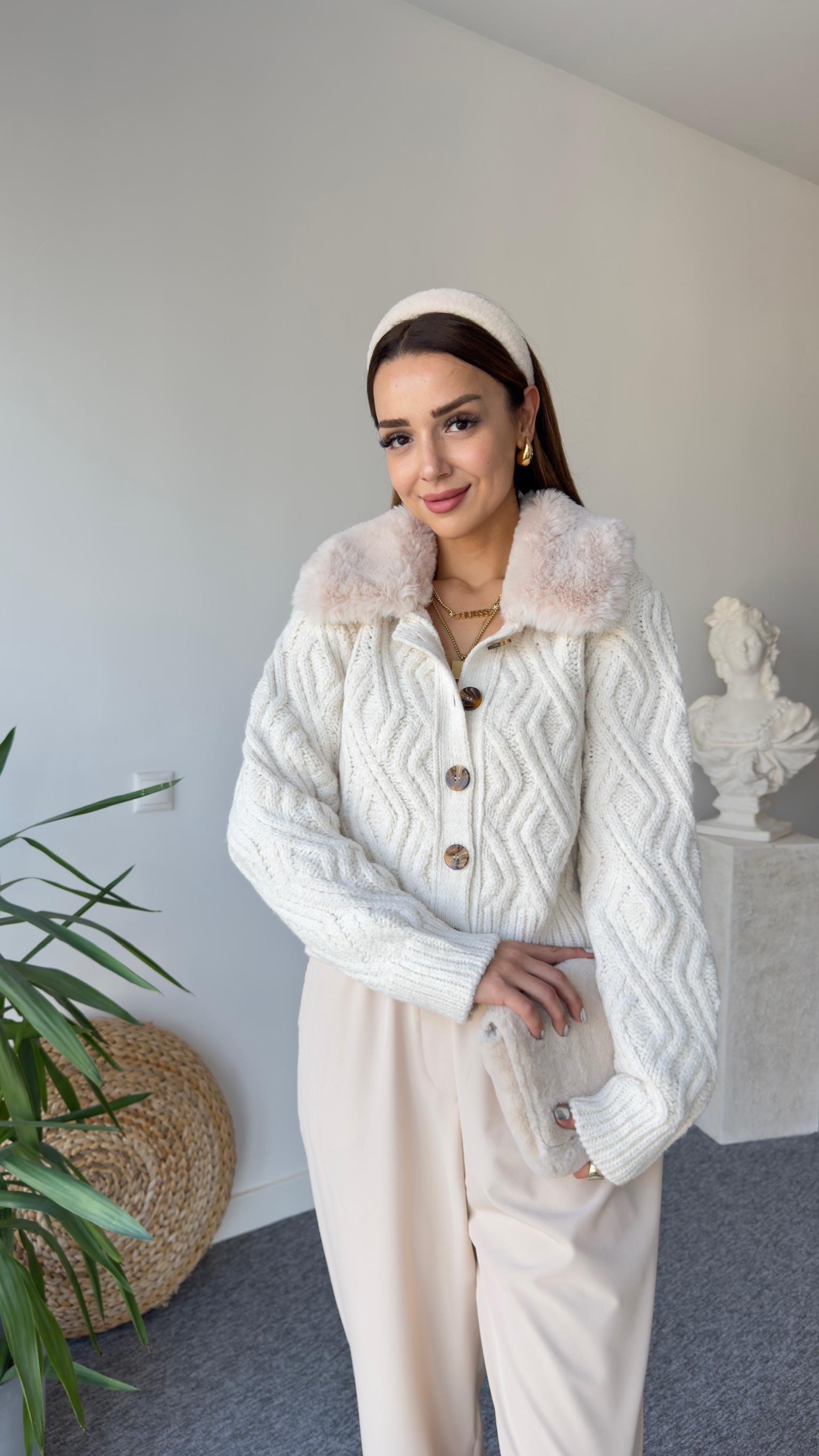 Yaka Peluş Tok Doku Ekru Hırka