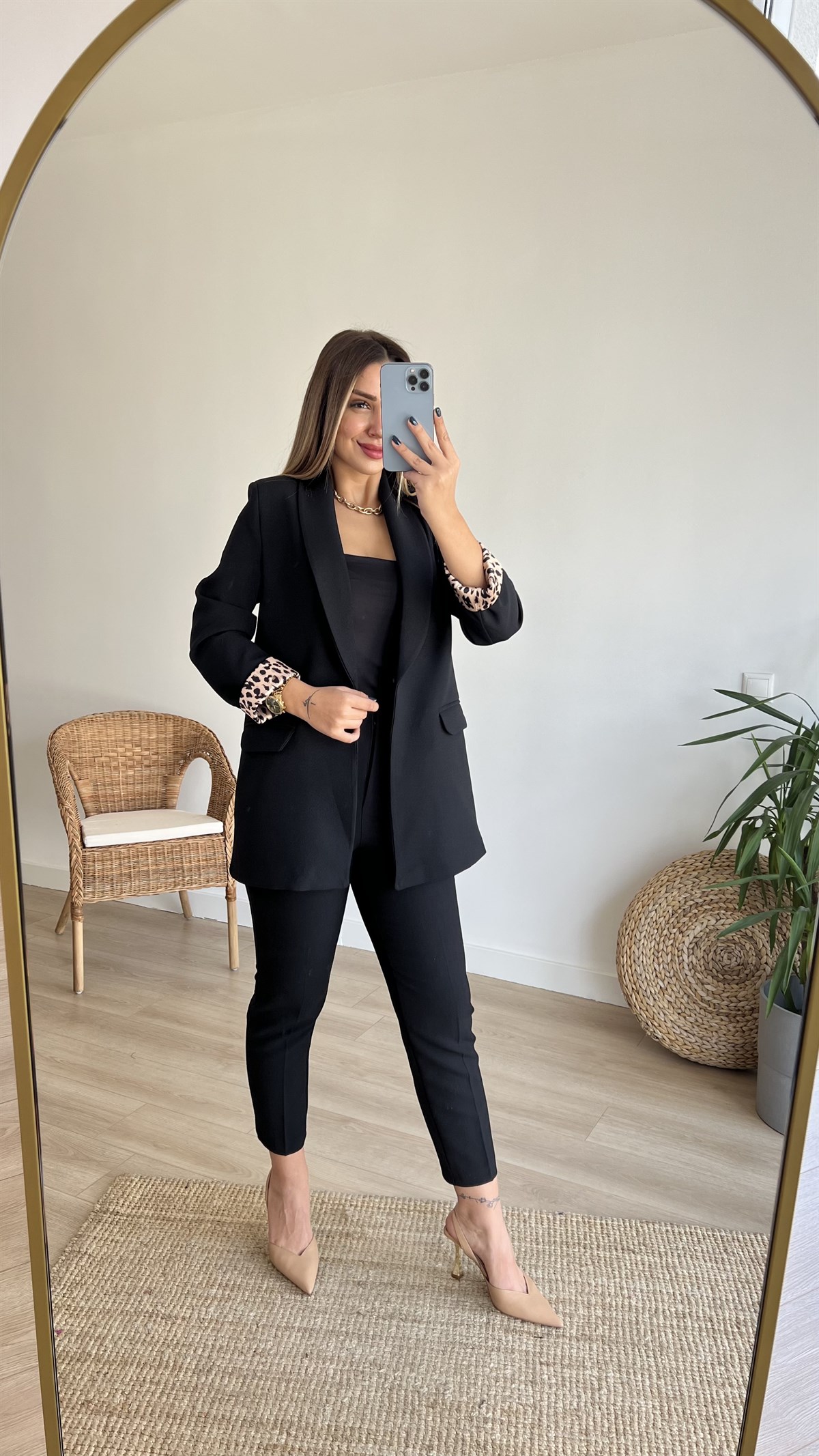 Leopar Astar Detaylı Siyah Ceket