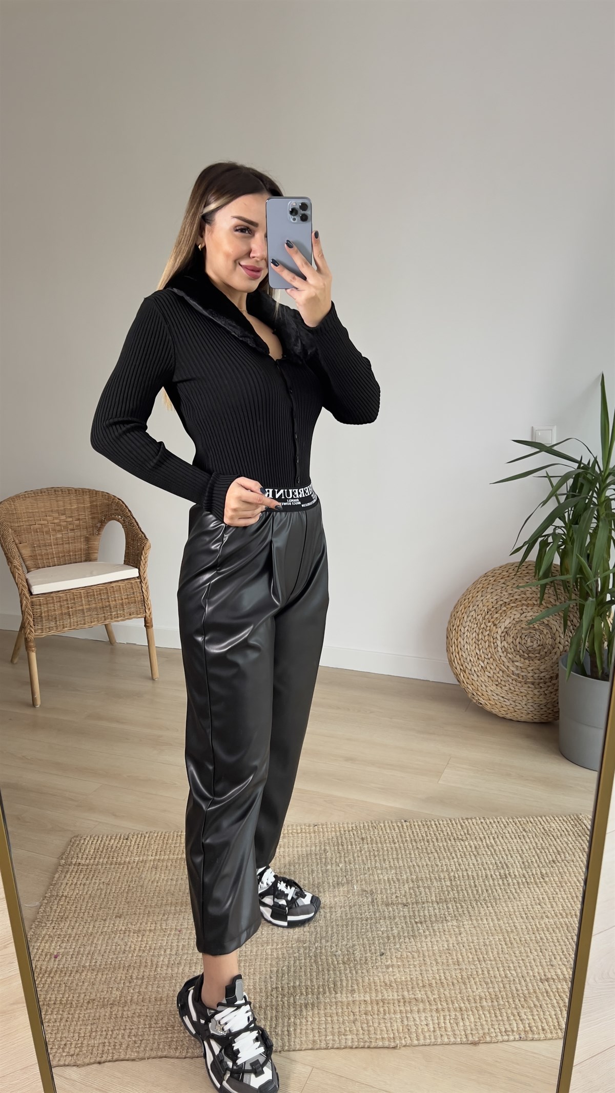Yakası Peluş Detaylı Fitilli Siyah Hırka