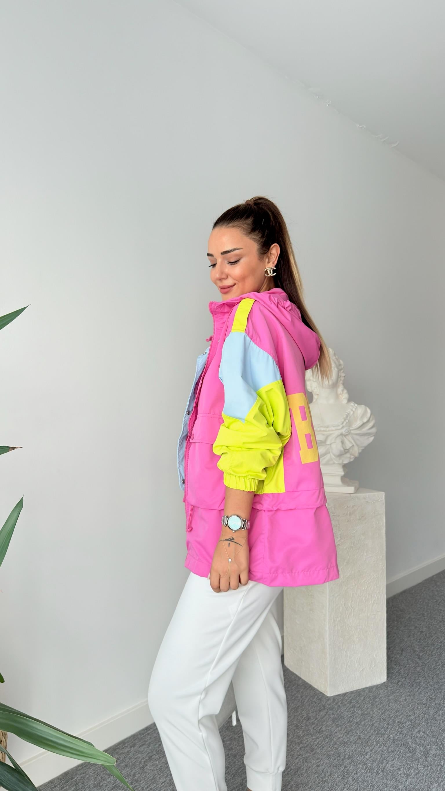 Fuşya Sırtı Yazı Detay Kapüşonlu Yağmurluk 