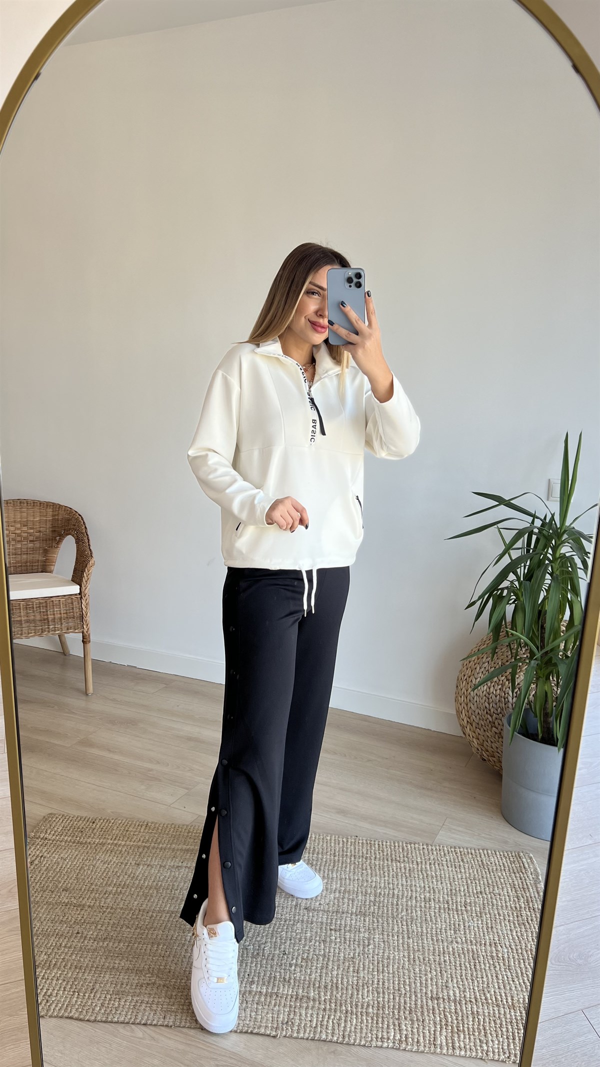 Dik Yaka Basic Yazı Detaylı Beyaz Sweat