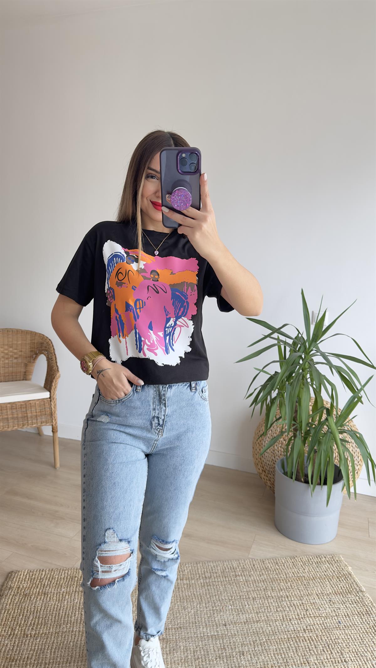 Renkli Kız Baskılı Siyah Tshirt