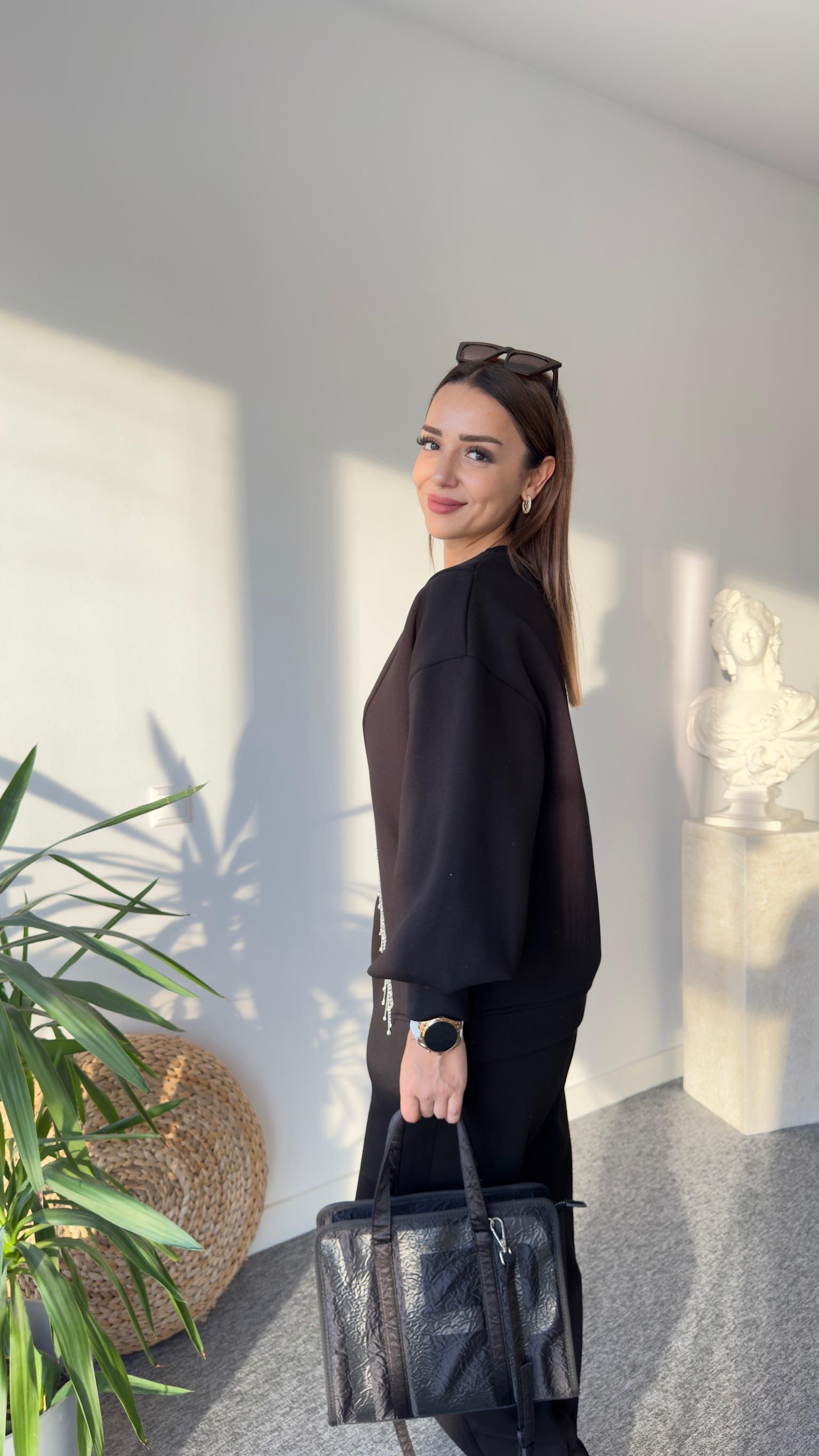 Siyah V Taş Detaylı Sweatshirt