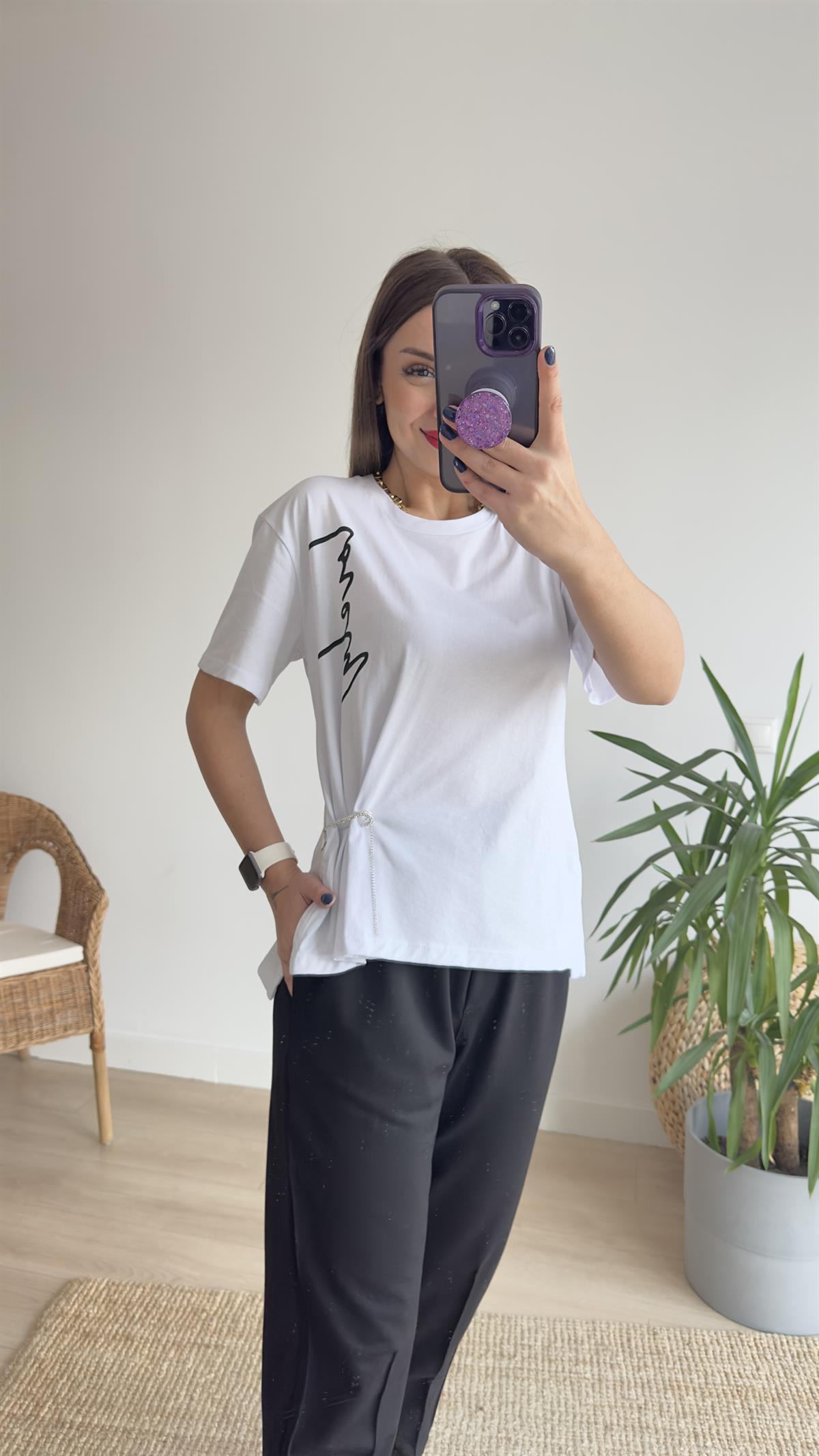 Taş Broşlu Beyaz Tshirt