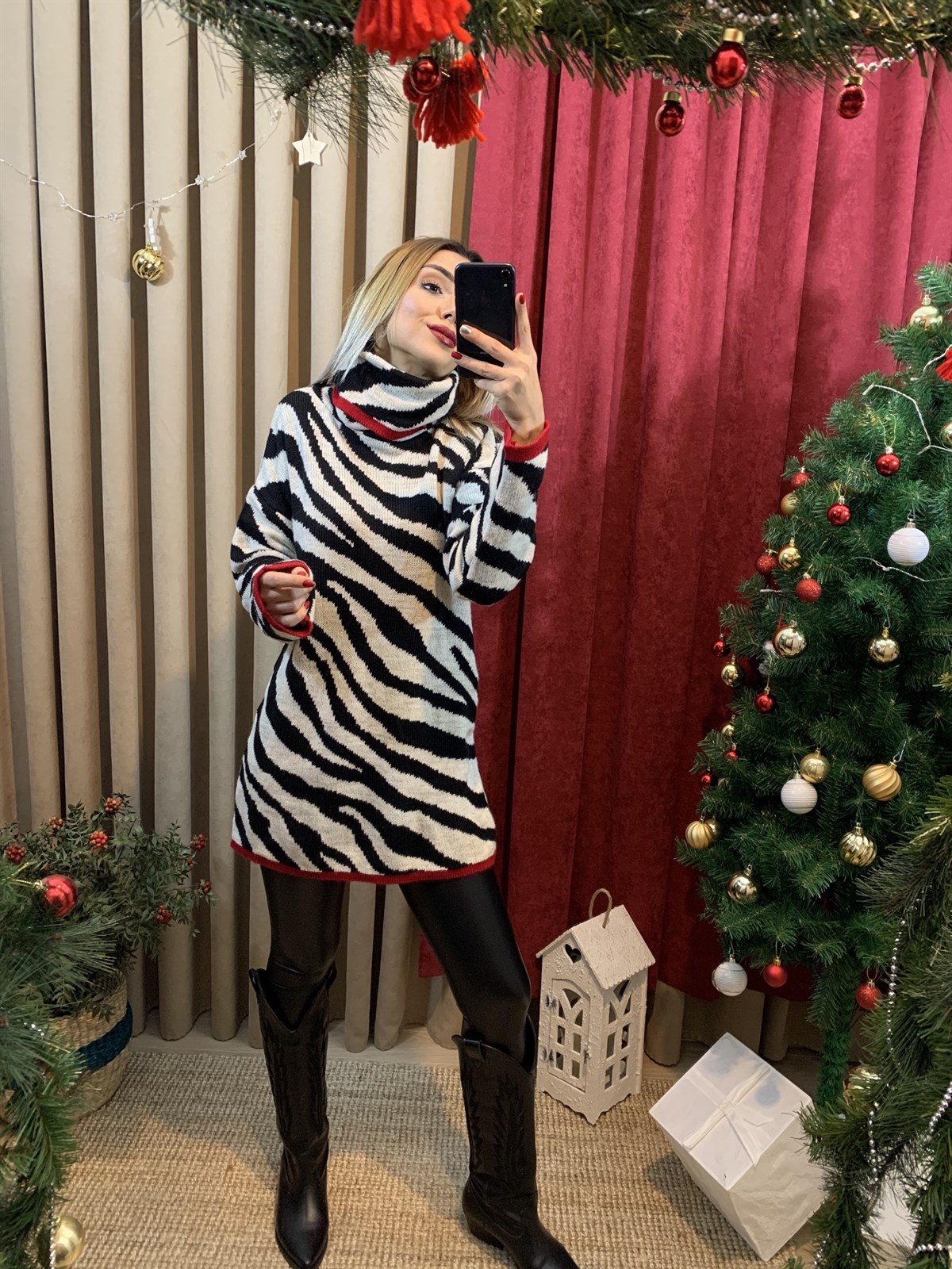 Zebra Desenli Kırmızı Şeritli Kazak