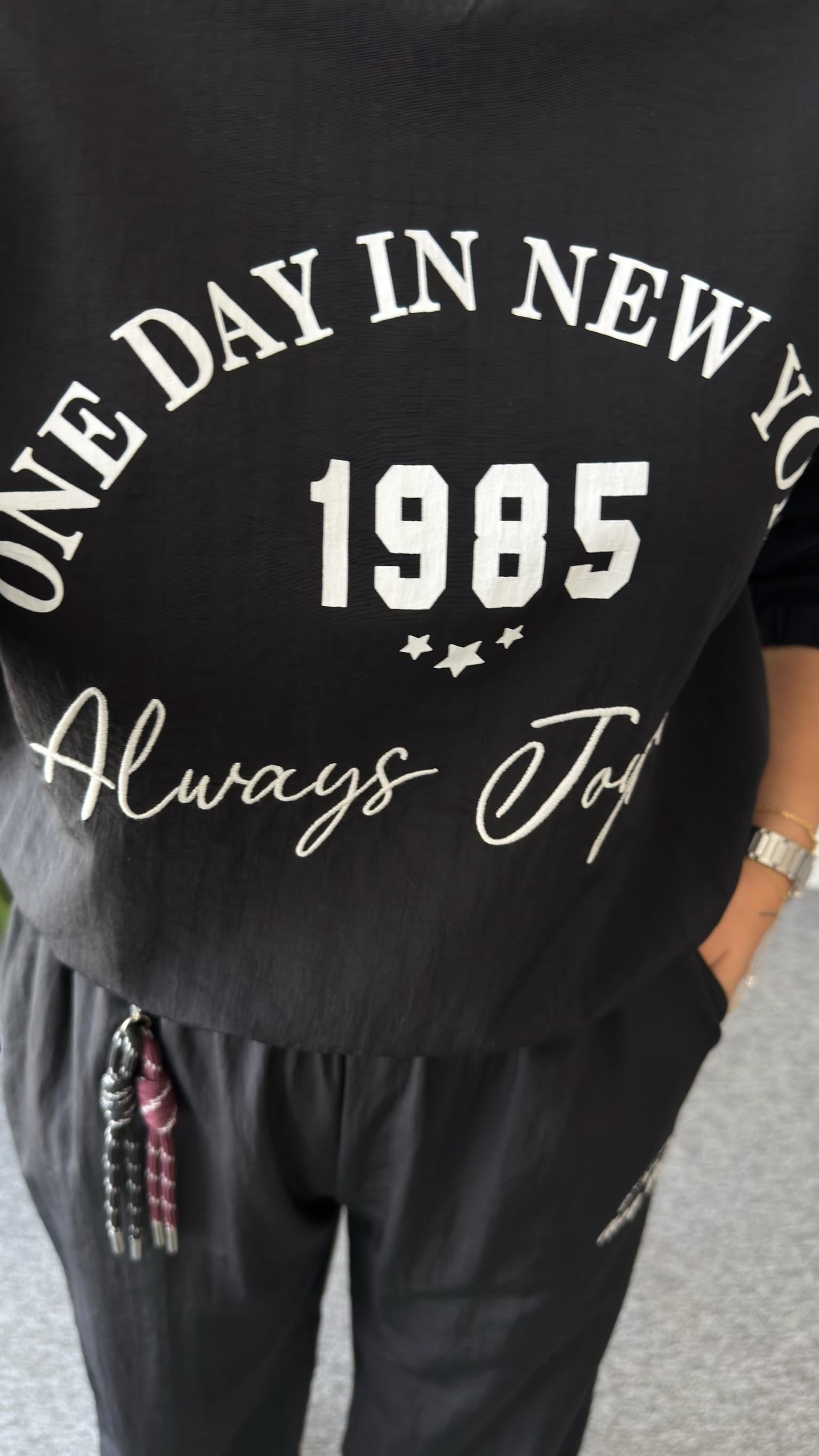 Youne V Yaka Yazılı Paraşüt Sweatshirt