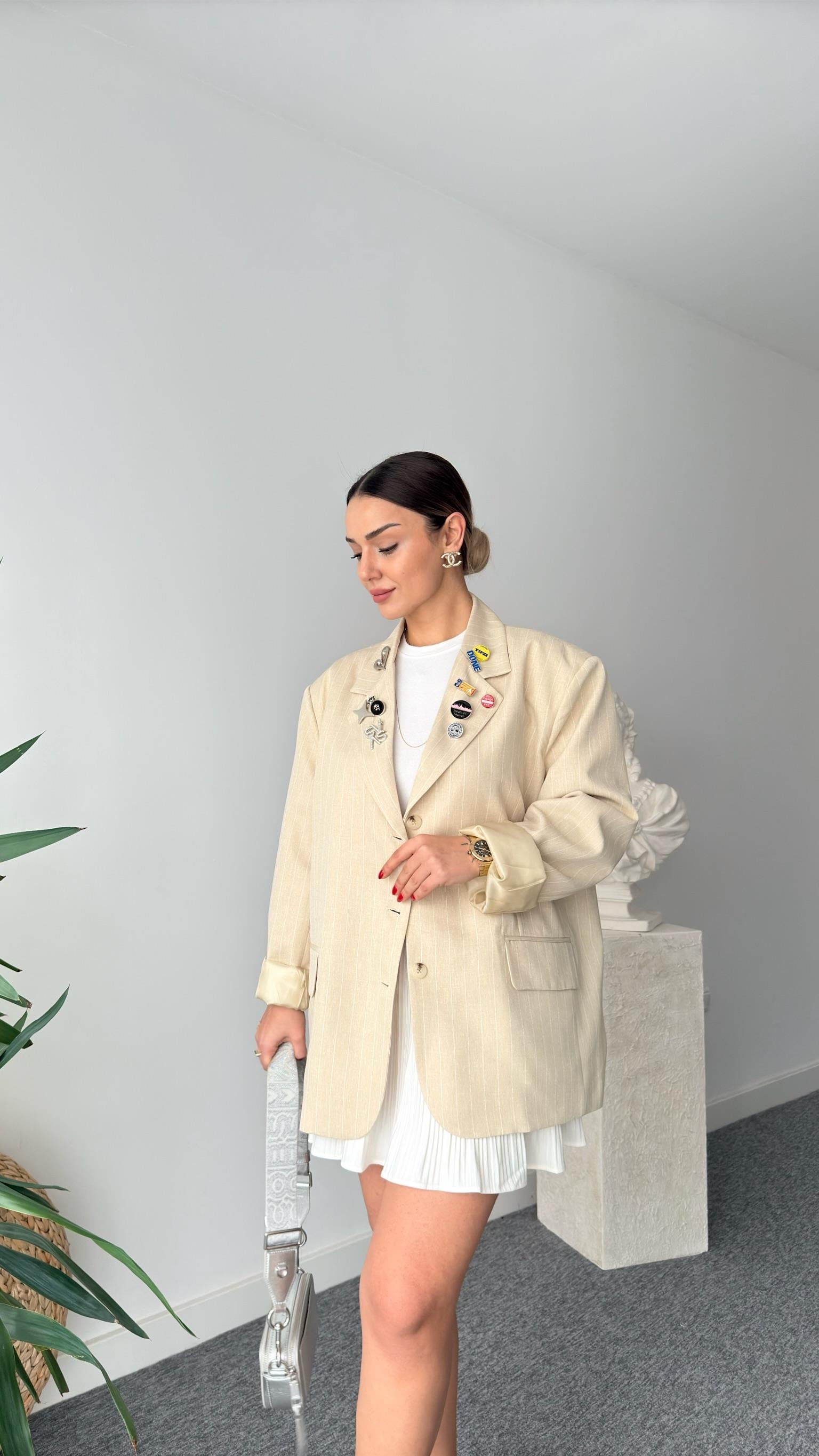 Finzi Yaka Aksesuar Detaylı Çizgili Bej Blazer