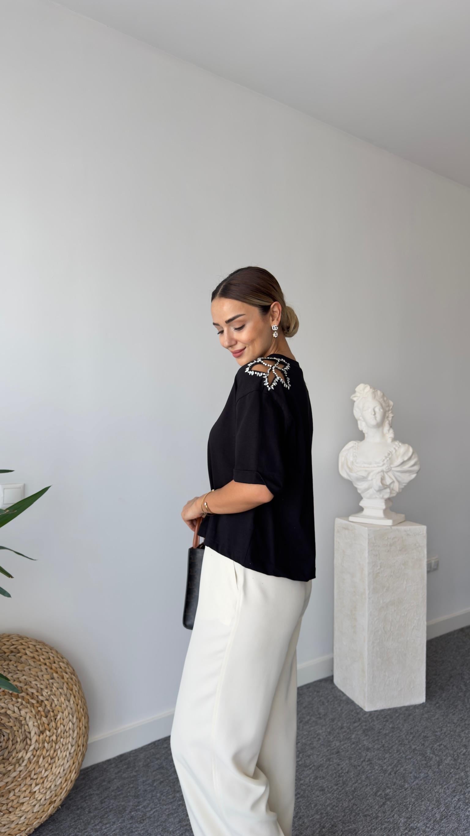 Omuzları Taşlı Marka Model Siyah Tshirt