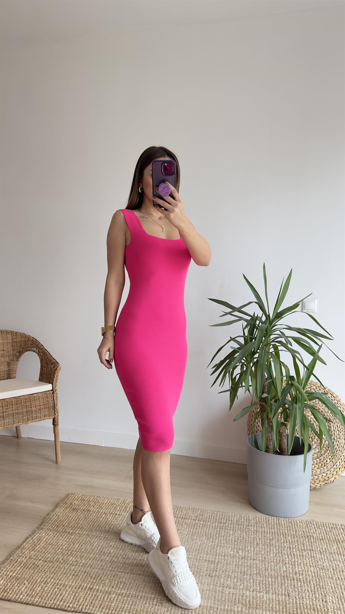 Kare Yaka Pembe Triko Elbise 