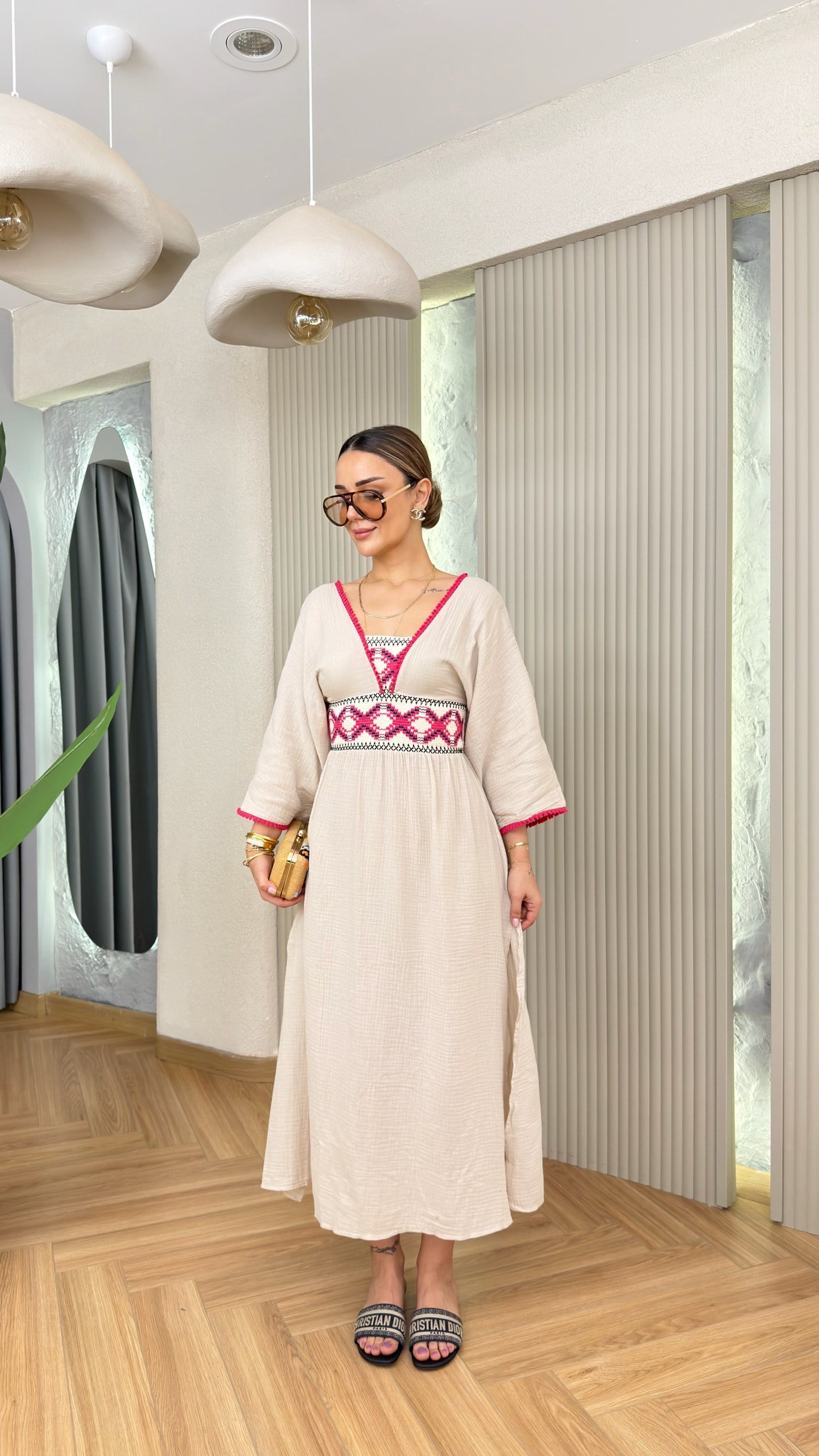 Pembe Volie  İşleme Detaylı Yırtmaçlı Müslin Elbise