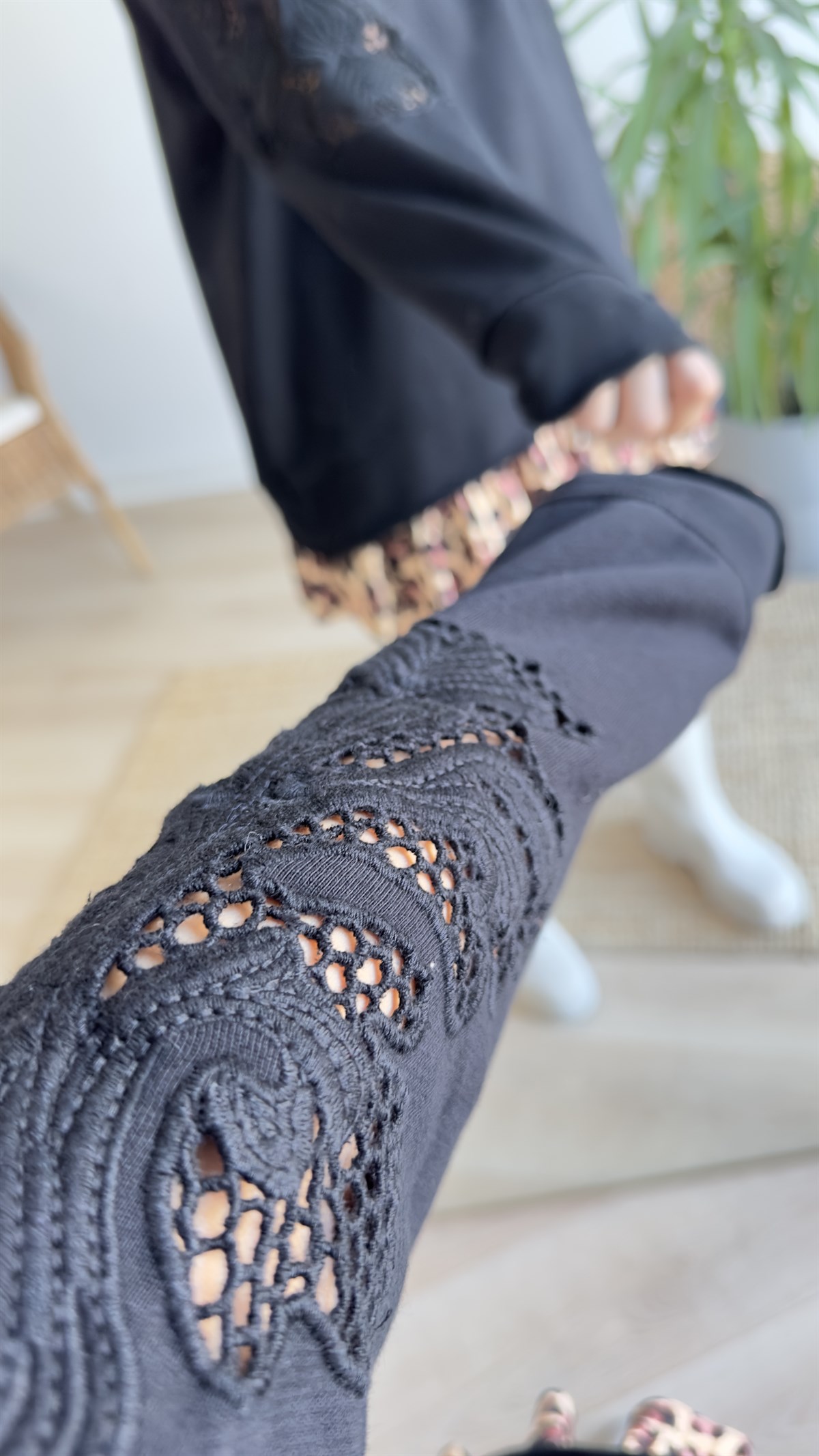Kolları İşleme Detaylı Siyah Sweatshirt