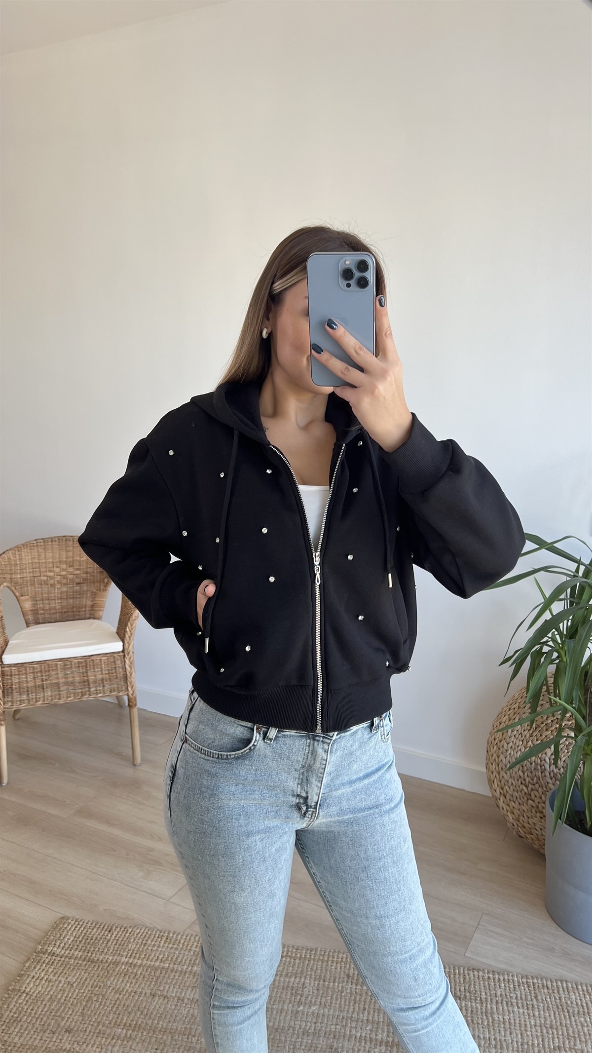 Taş Baskılı Siyah Sweatshirt