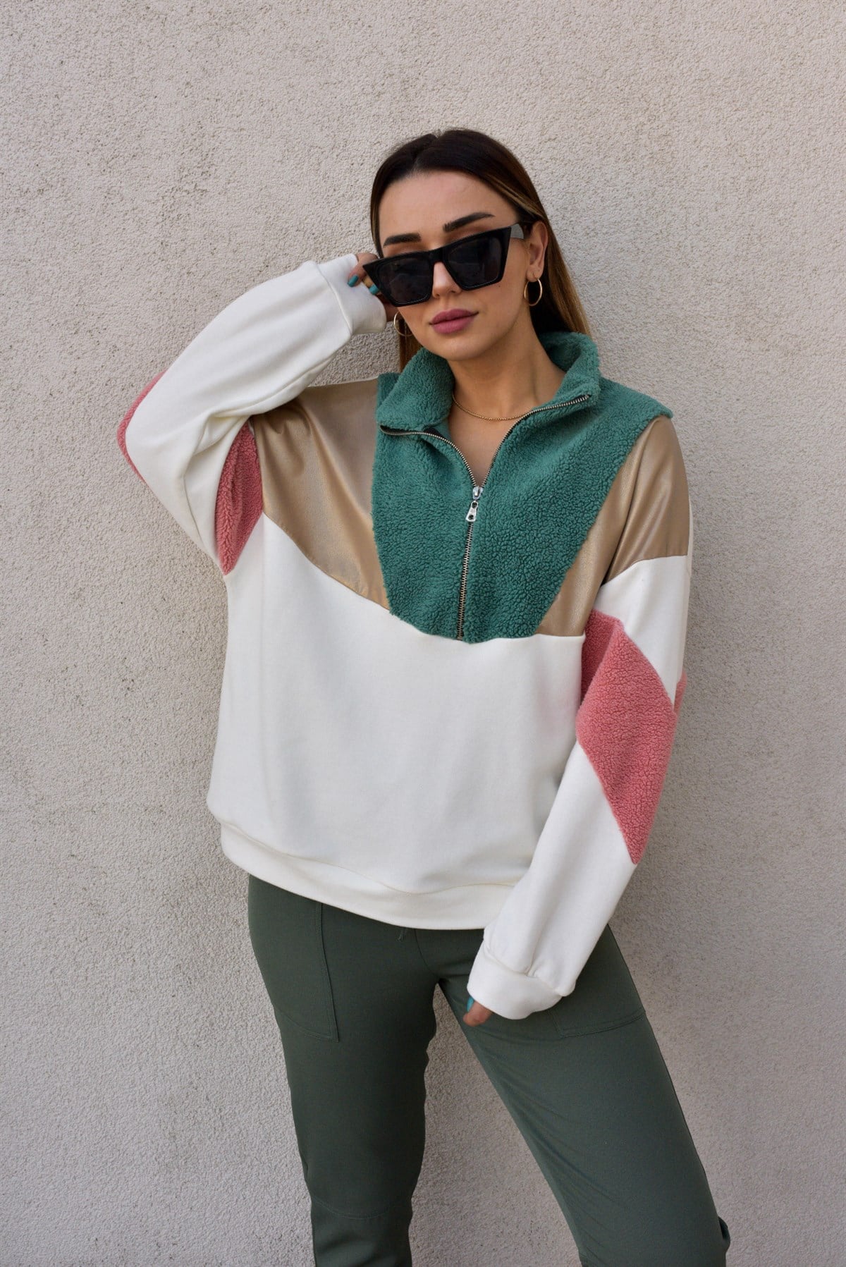 Renkli Peluş Detaylı Sweatshirt