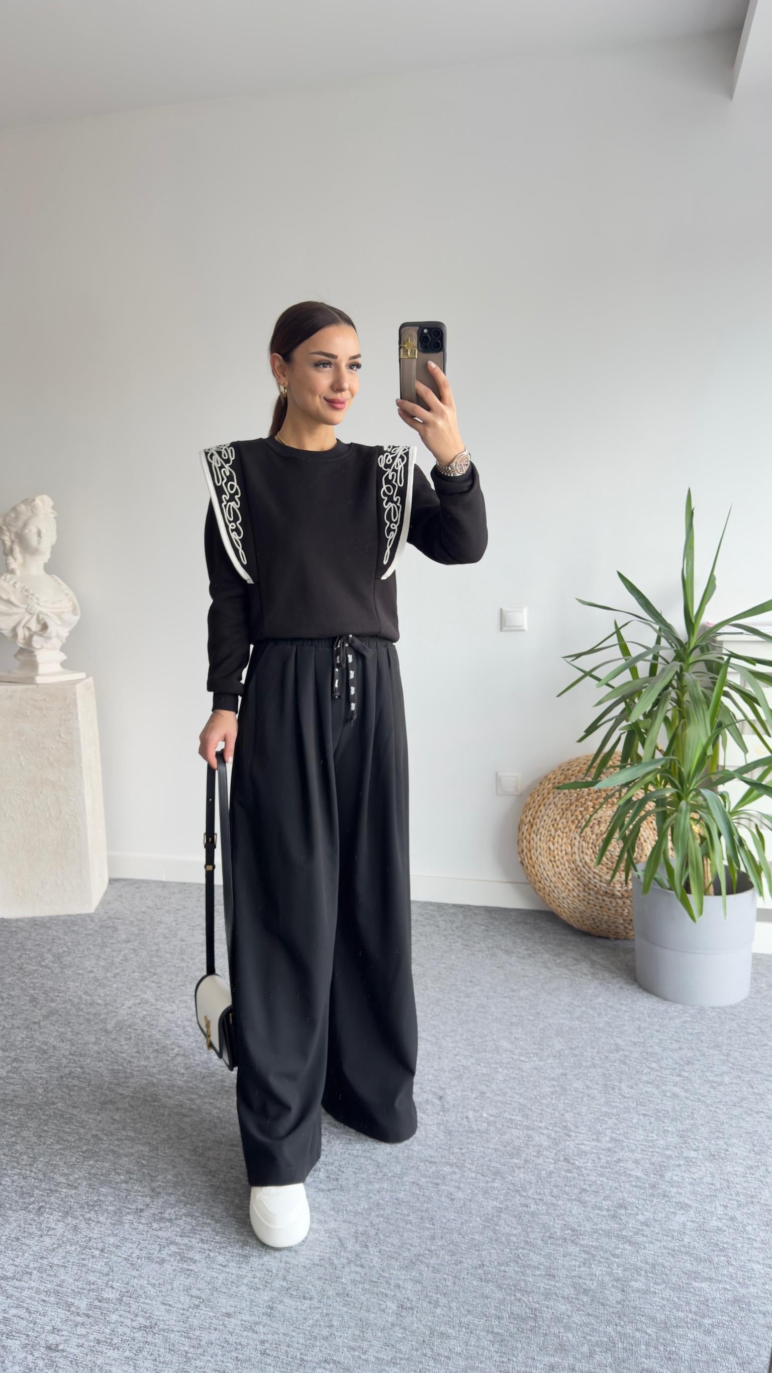 Omzu Nakışlı Siyah Sweatshirt