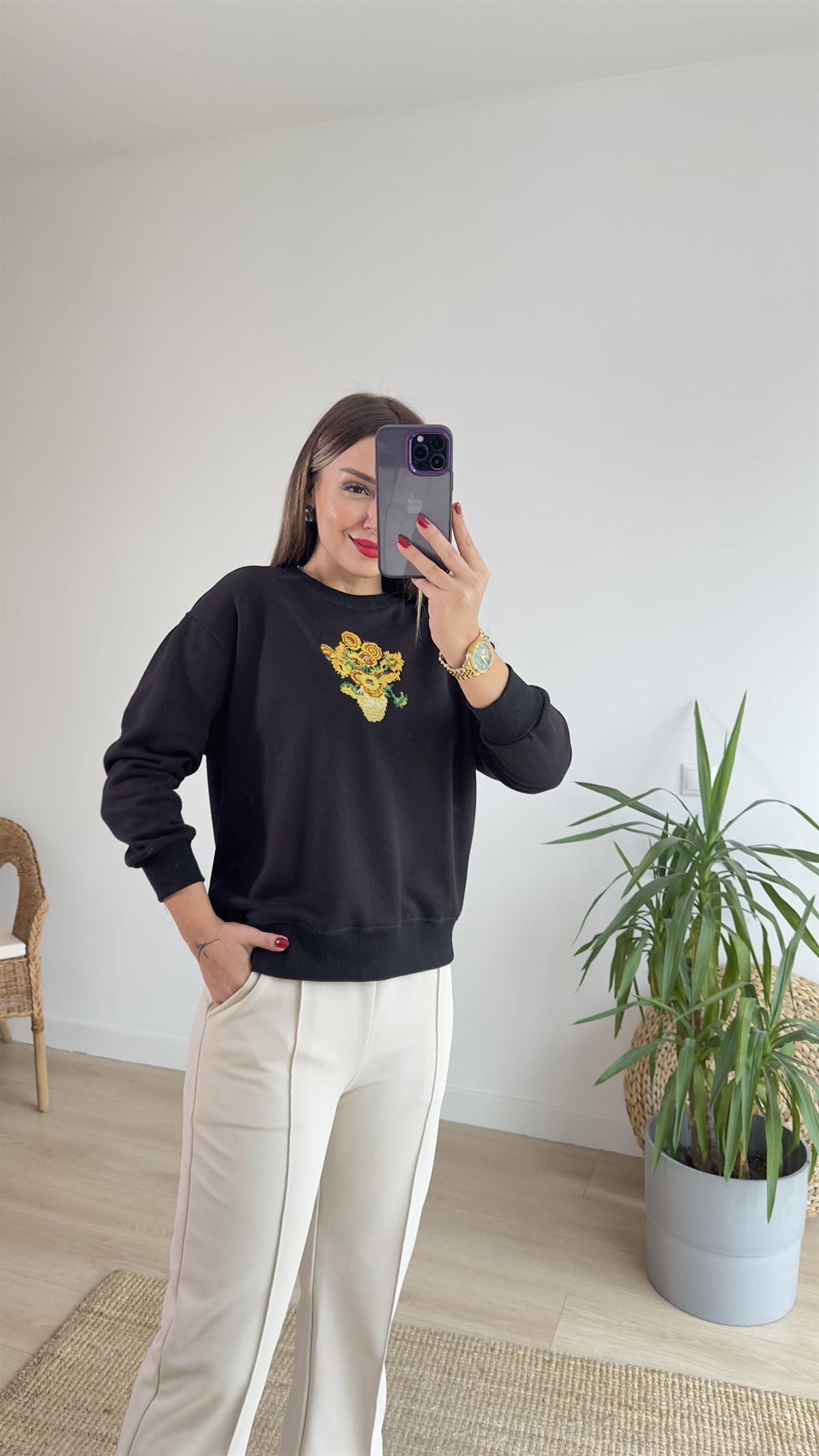 Çiçek İşlemeli Siyah Sweat