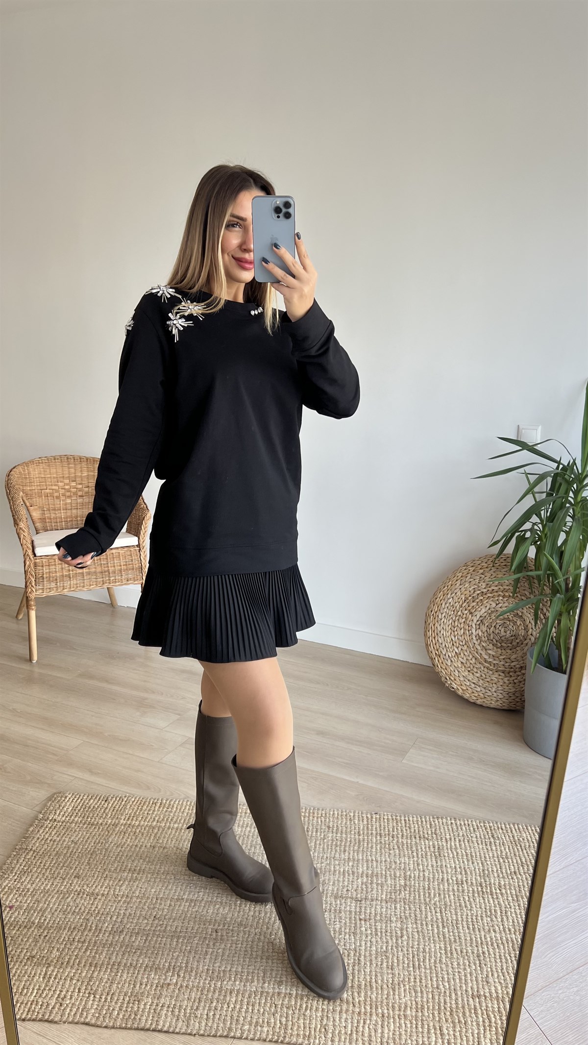 Yakası Taşlı Tasarım Siyah Sweat