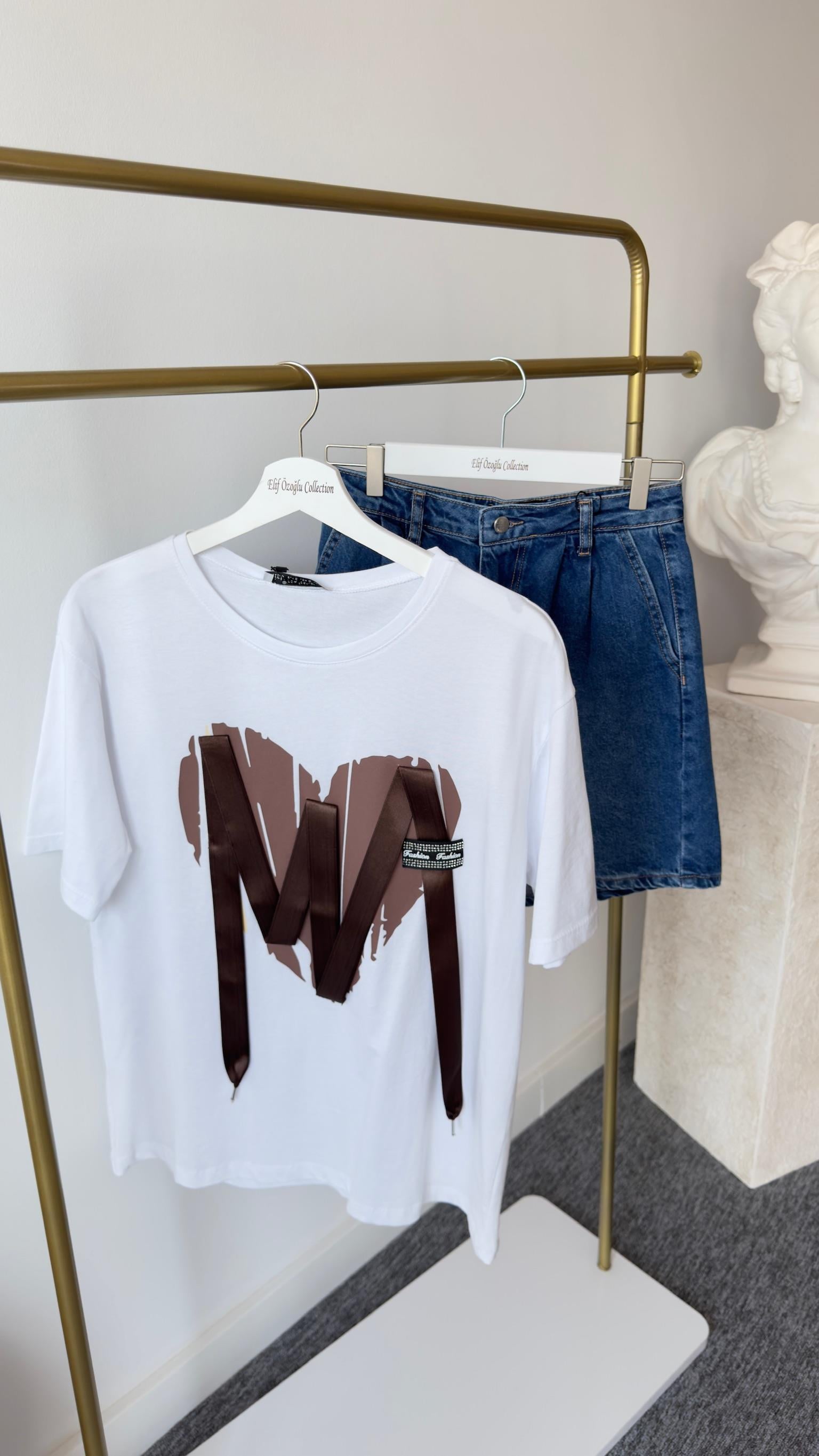 Kalp Üzeri Aksesuarlı Beyaz Tshirt