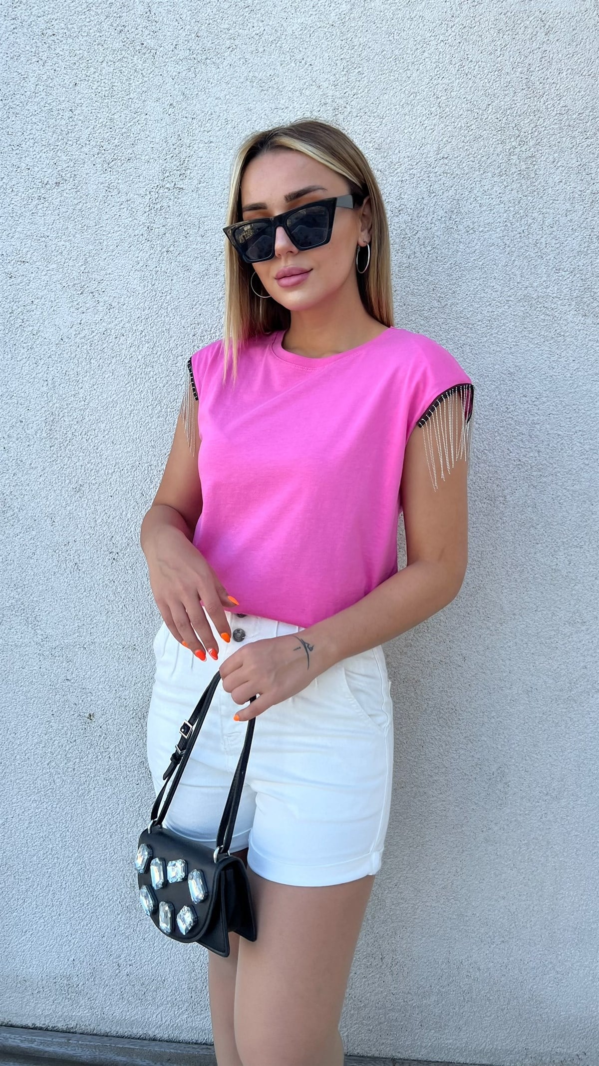 Kolu Zincir Detaylı Vatkalı Pembe Tshirt