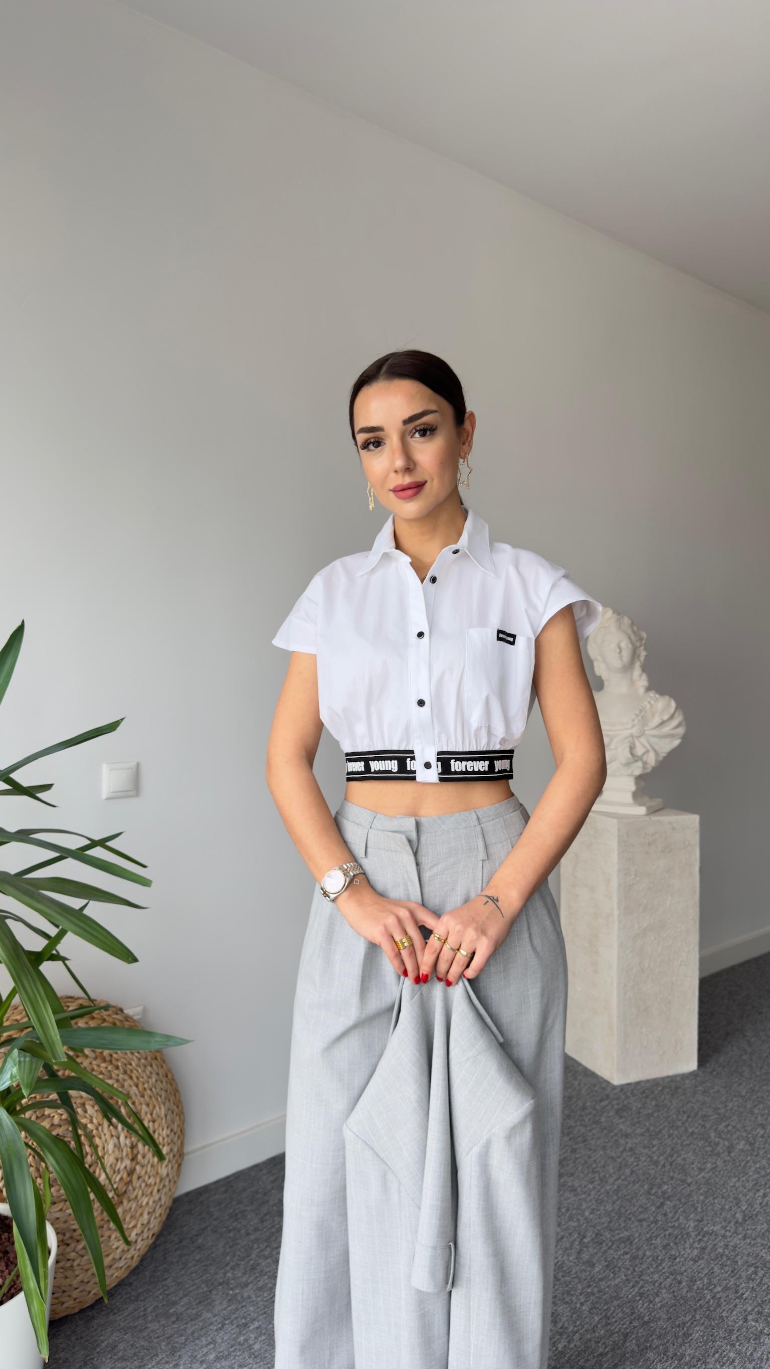 Siyah Düğmeli Yazılı Kısa Kol Gömlek