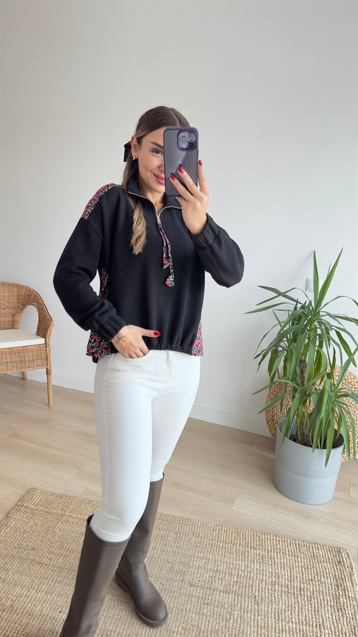 Çiçek Baskı Detaylı Siyah Sweatshirt