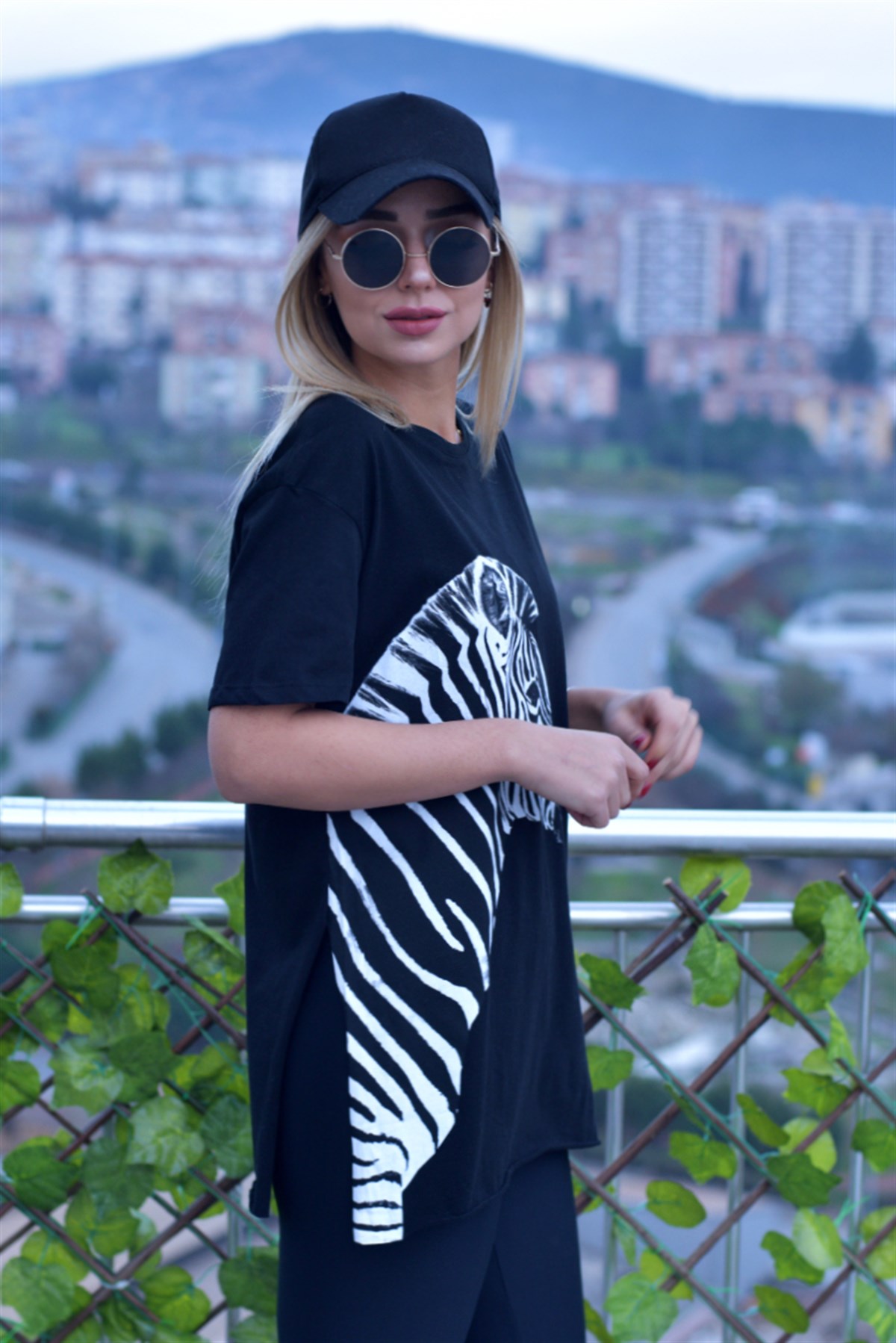 Yanları Yırtmaçlı Siyah Zebra Tshirt