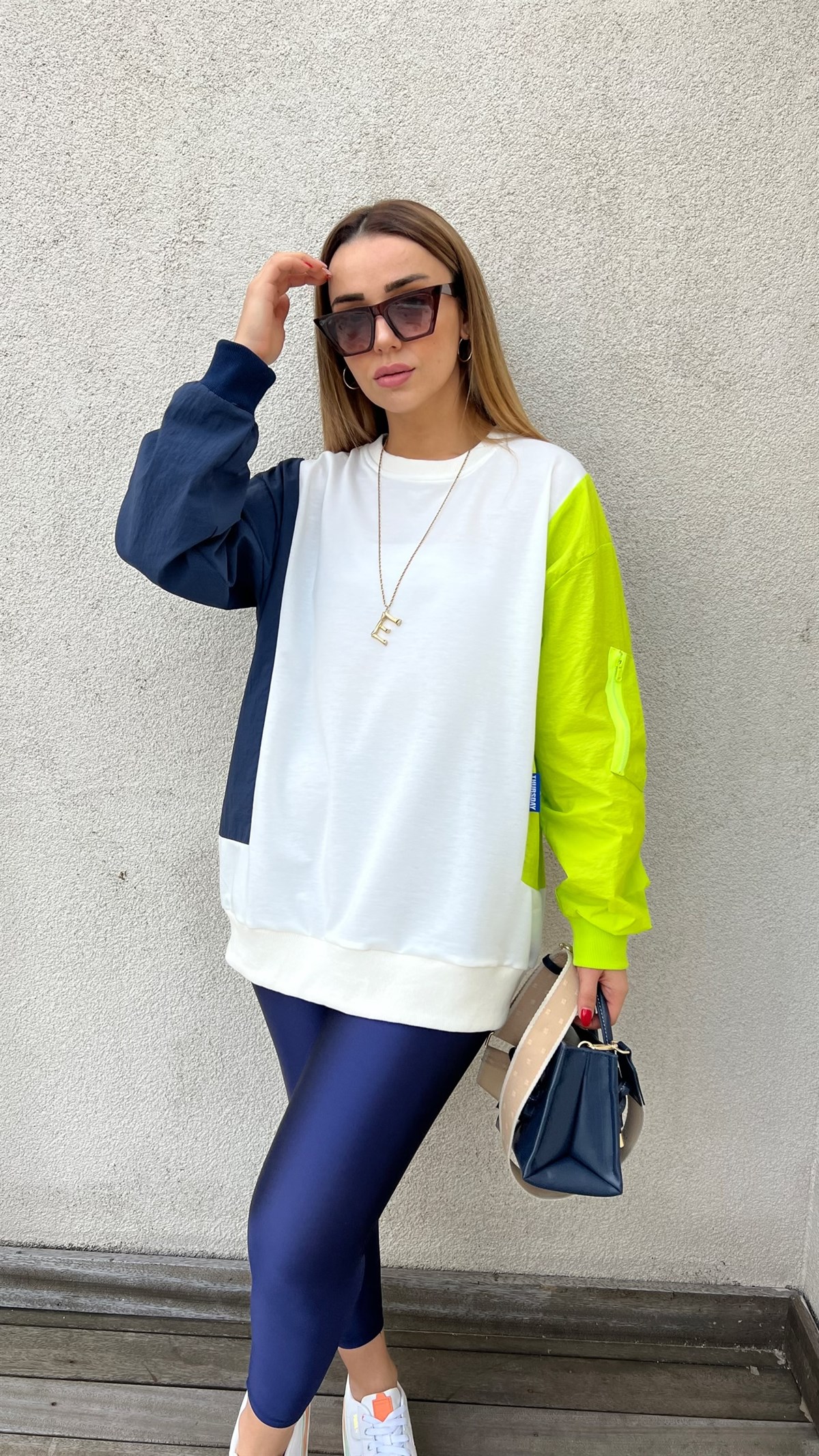  Kolları Renkli Beyaz Tasarım Sweatshirt 