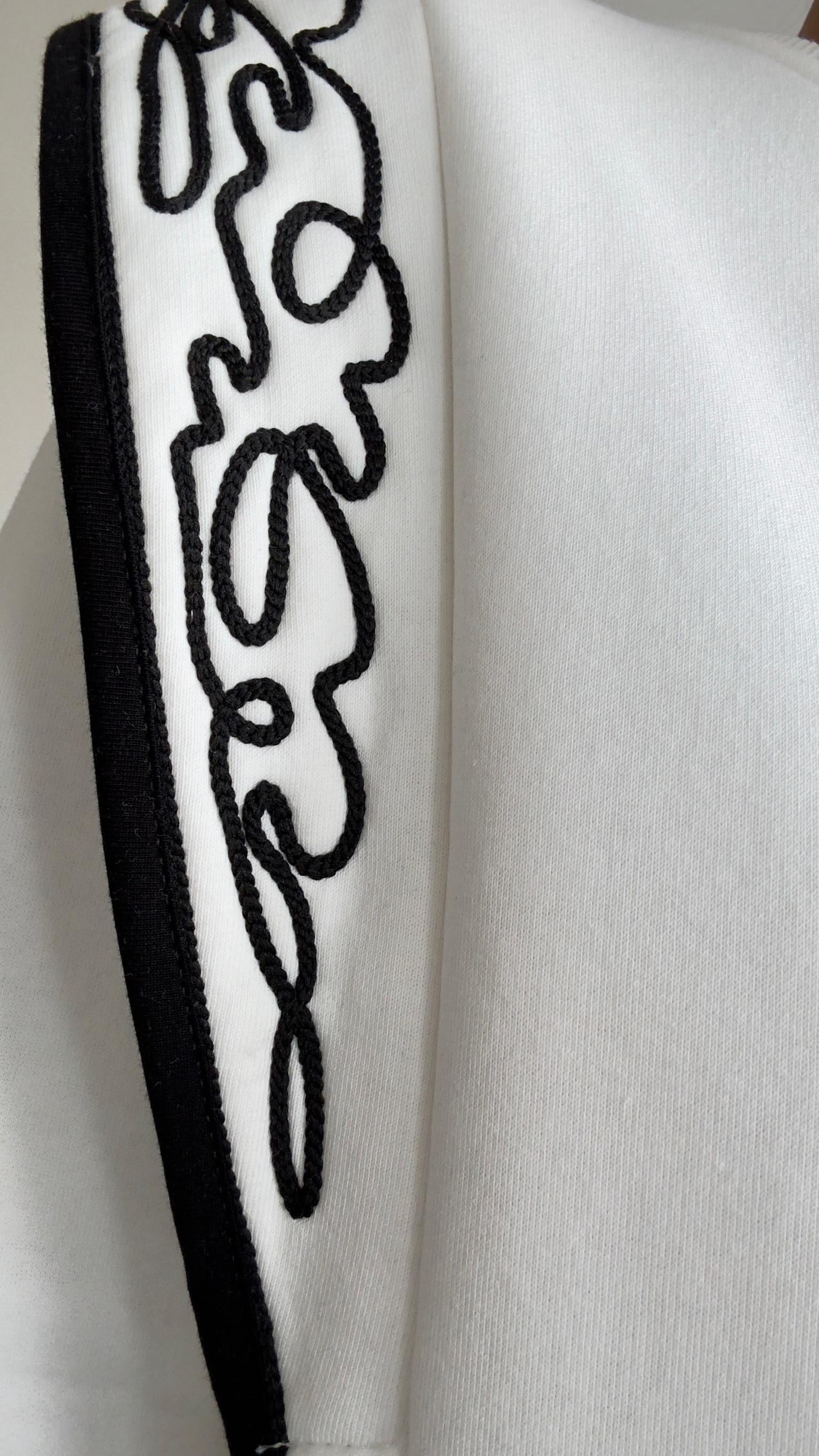 Omzu Nakışlı Beyaz Sweatshirt