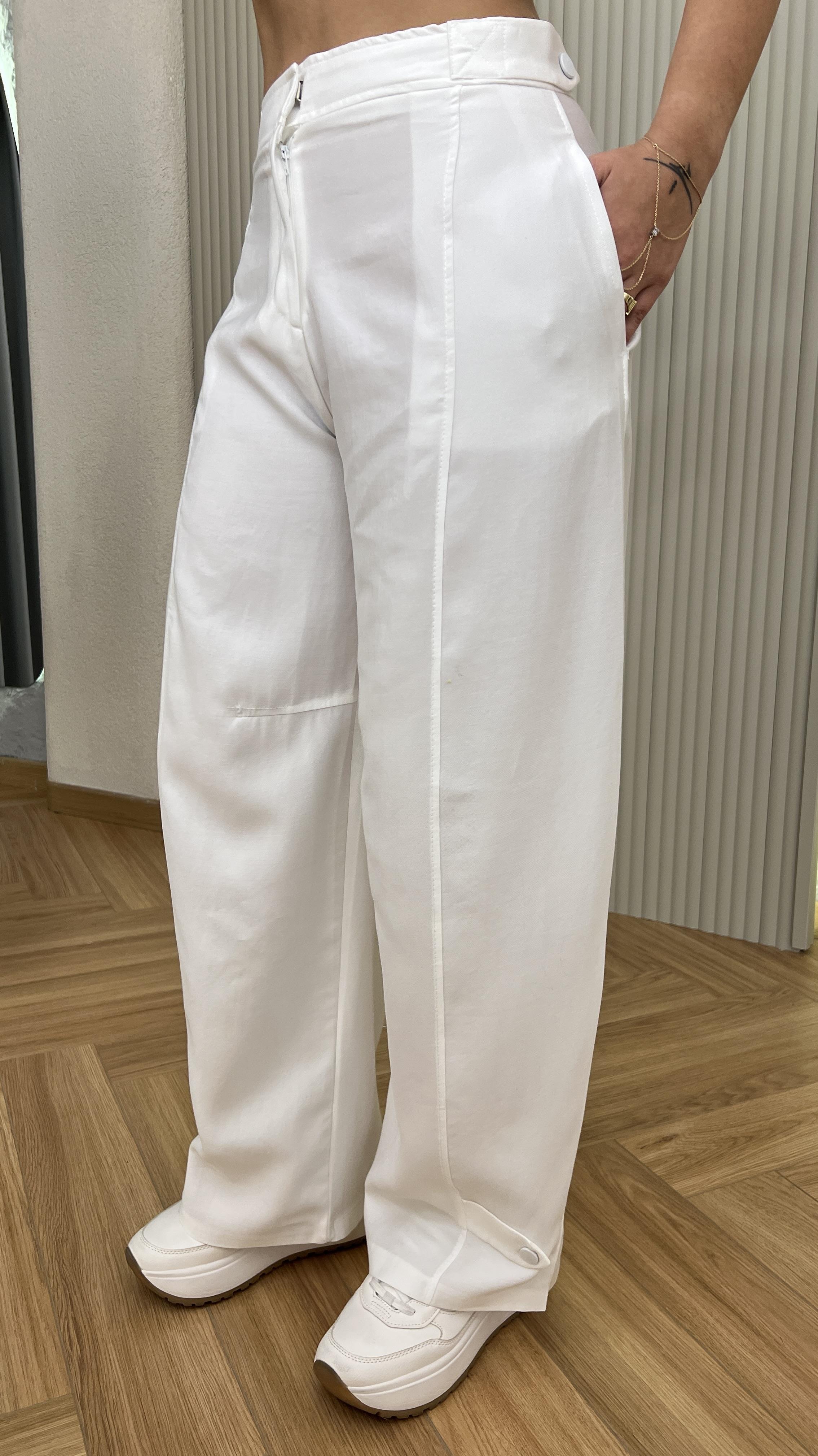 Beyaz Paça Düğme Detaylı Pantolon