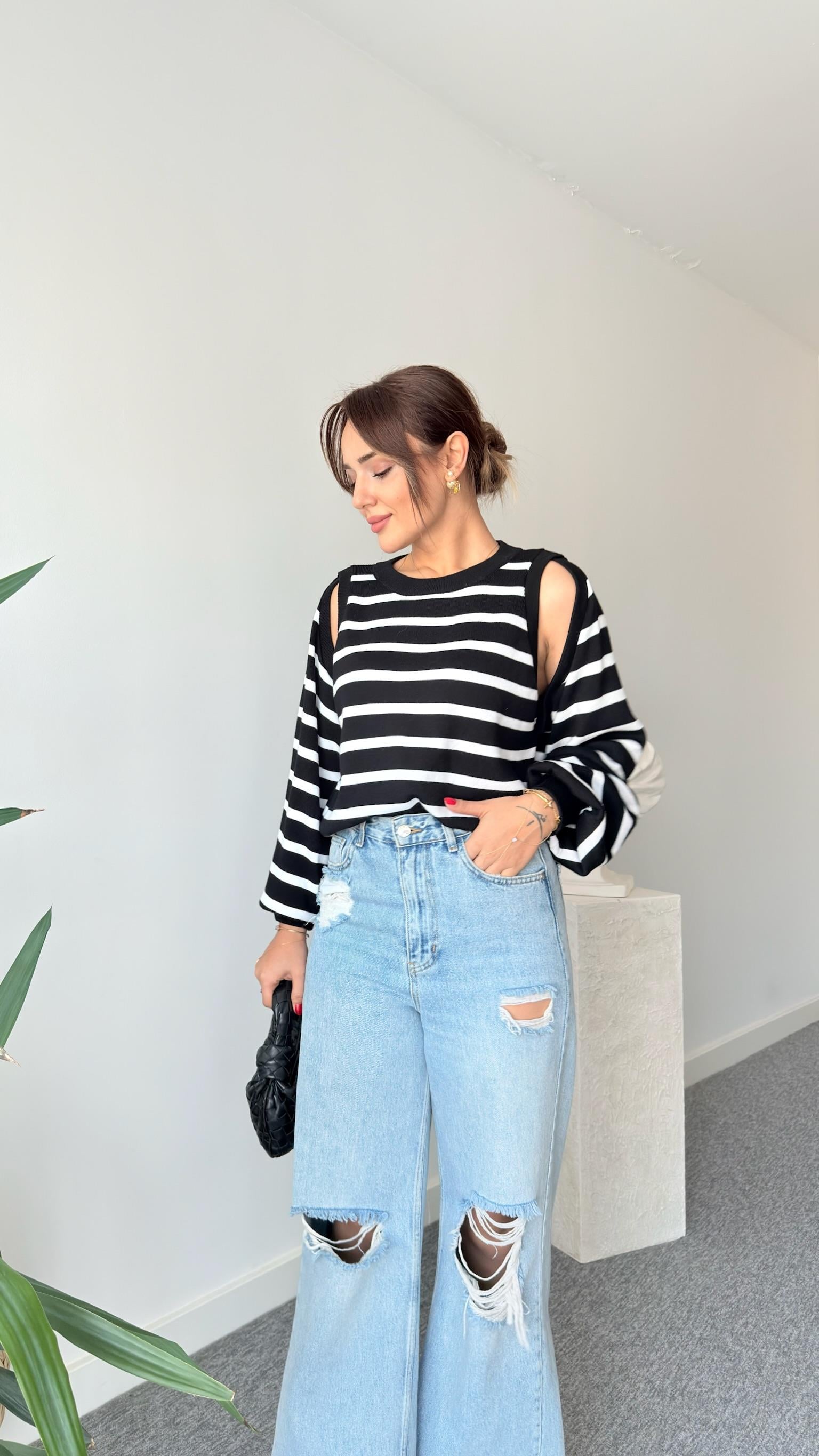 Siyah Beyaz Çizgili Pencere Detaylı Kazak