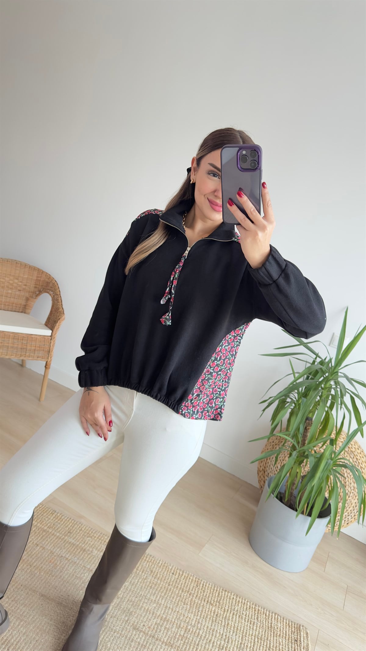 Çiçek Baskı Detaylı Siyah Sweatshirt