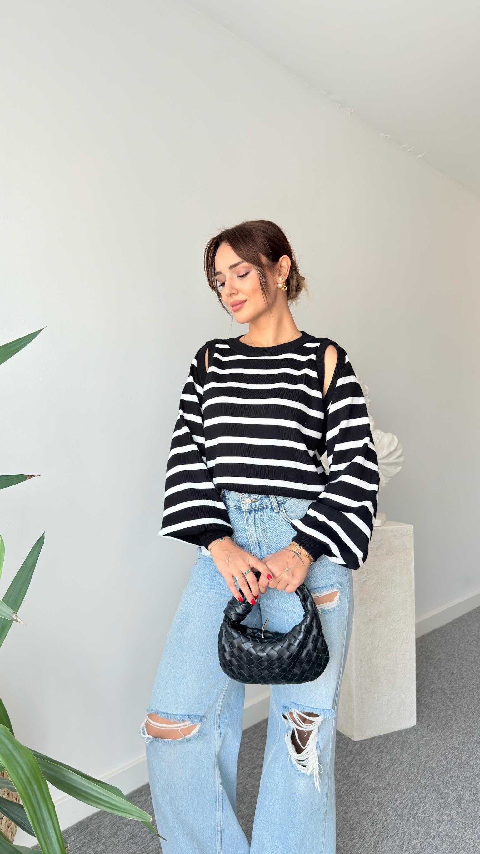 Siyah Beyaz Çizgili Pencere Detaylı Kazak