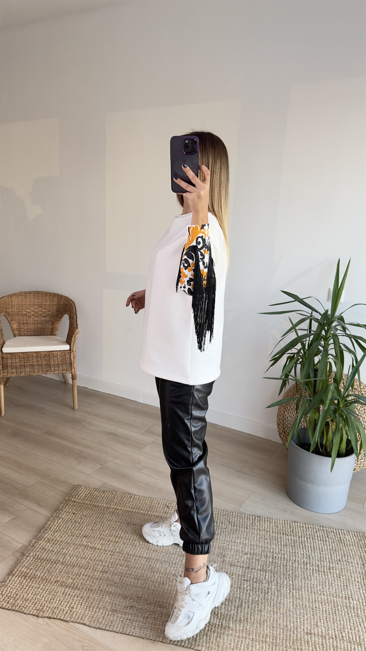 Kolları Püskül Detaylı Beyaz Sweat