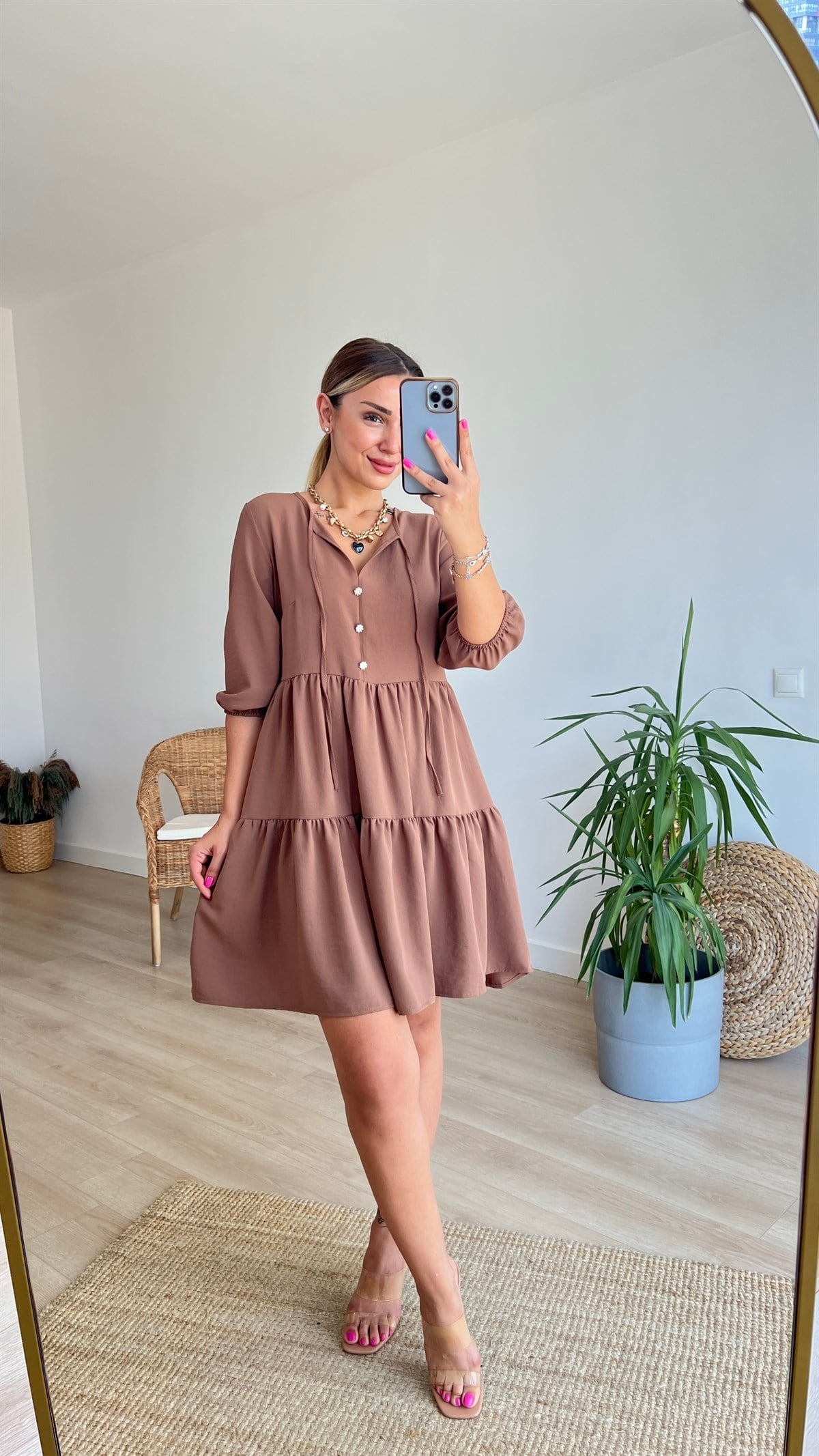 Taş Düğme Detaylı Volanlı Kahve Elbise