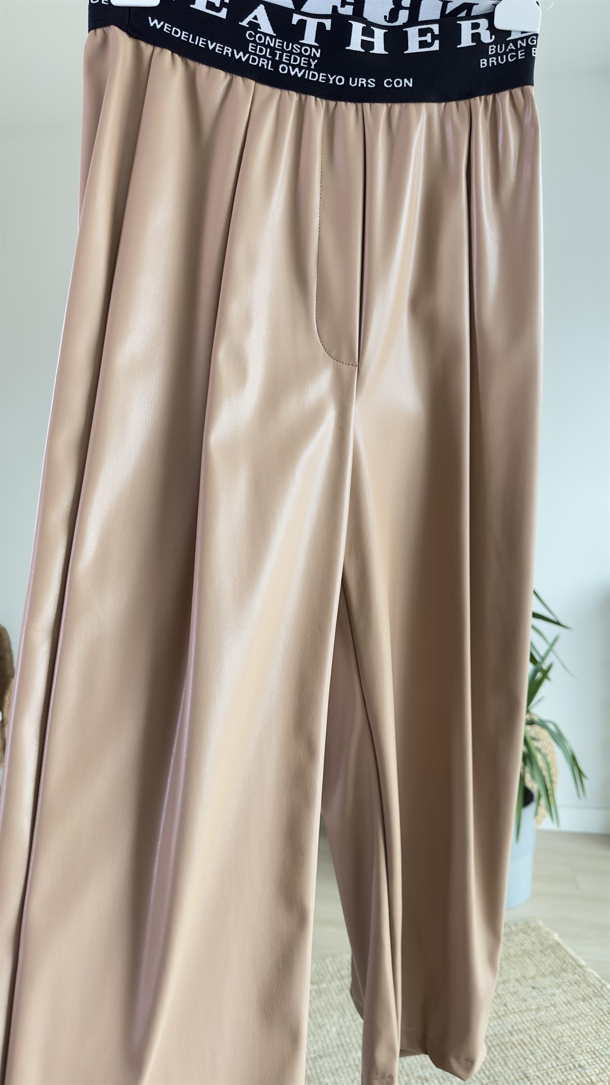 Beli Yazı Detaylı Bej Deri Pantolon