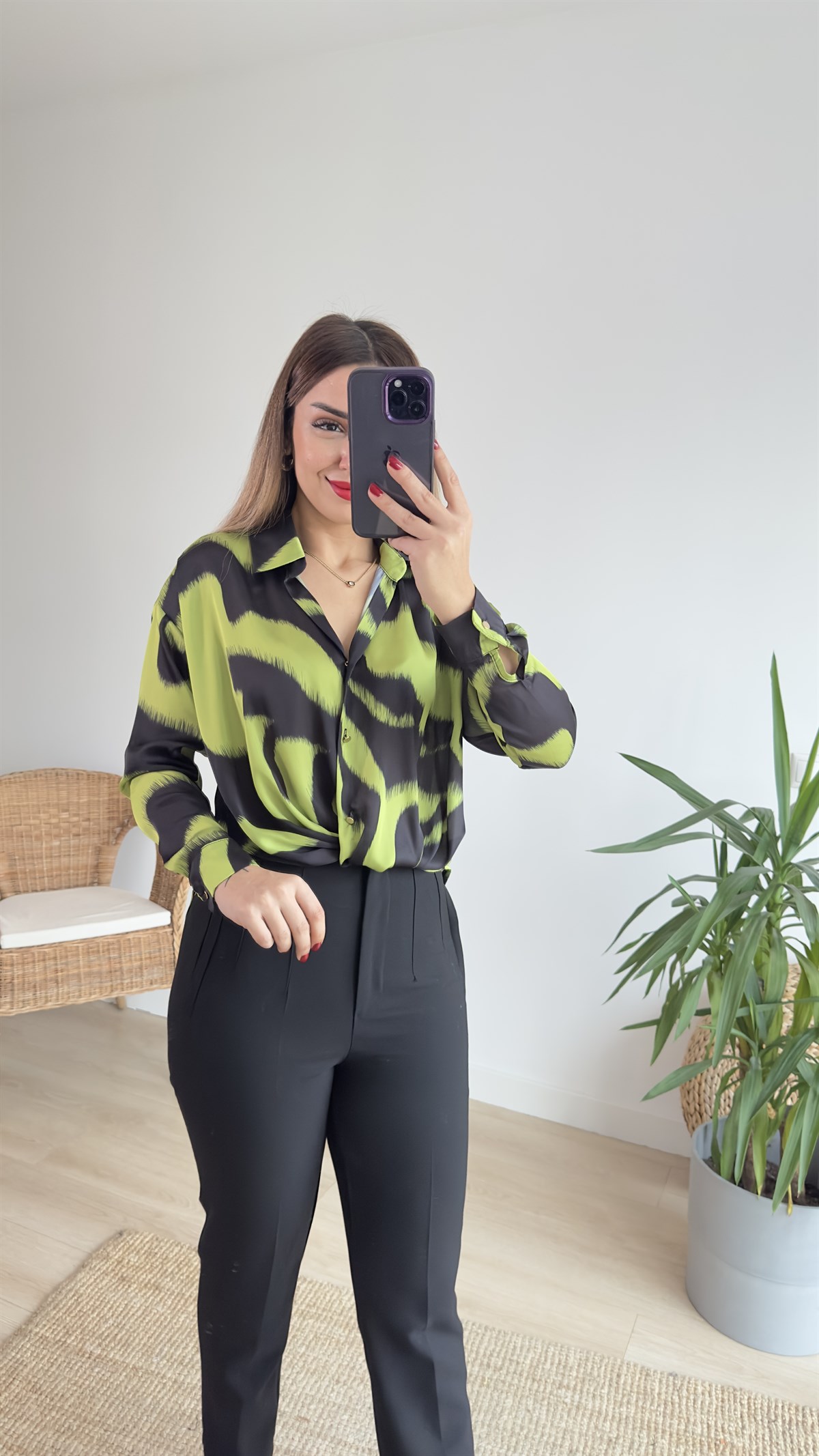 Önü Düğümlü Yeşil Saten Bluz