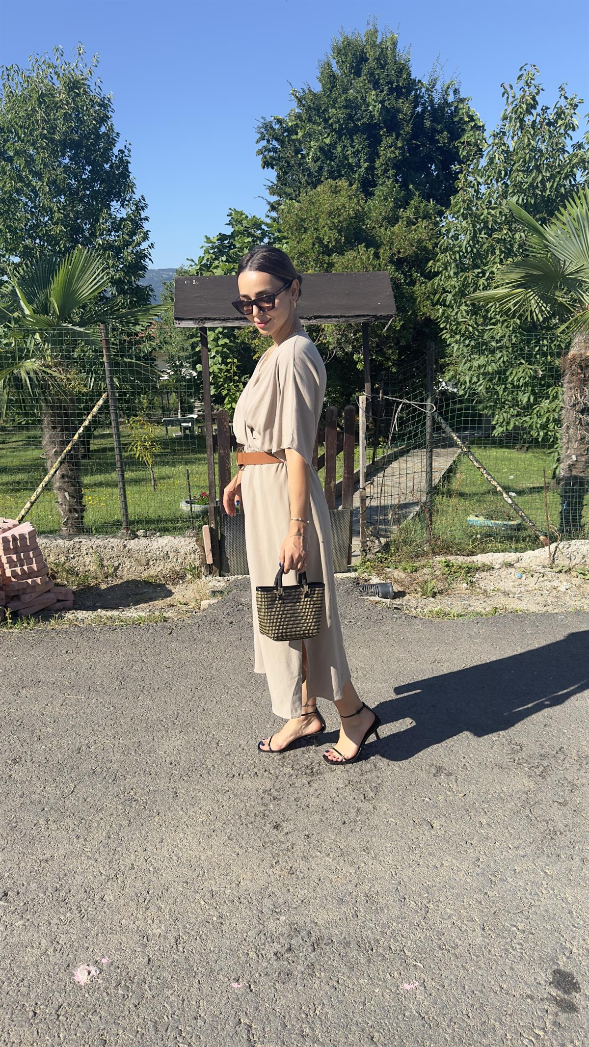 Kemerli Kruvaze Bej Elbise 