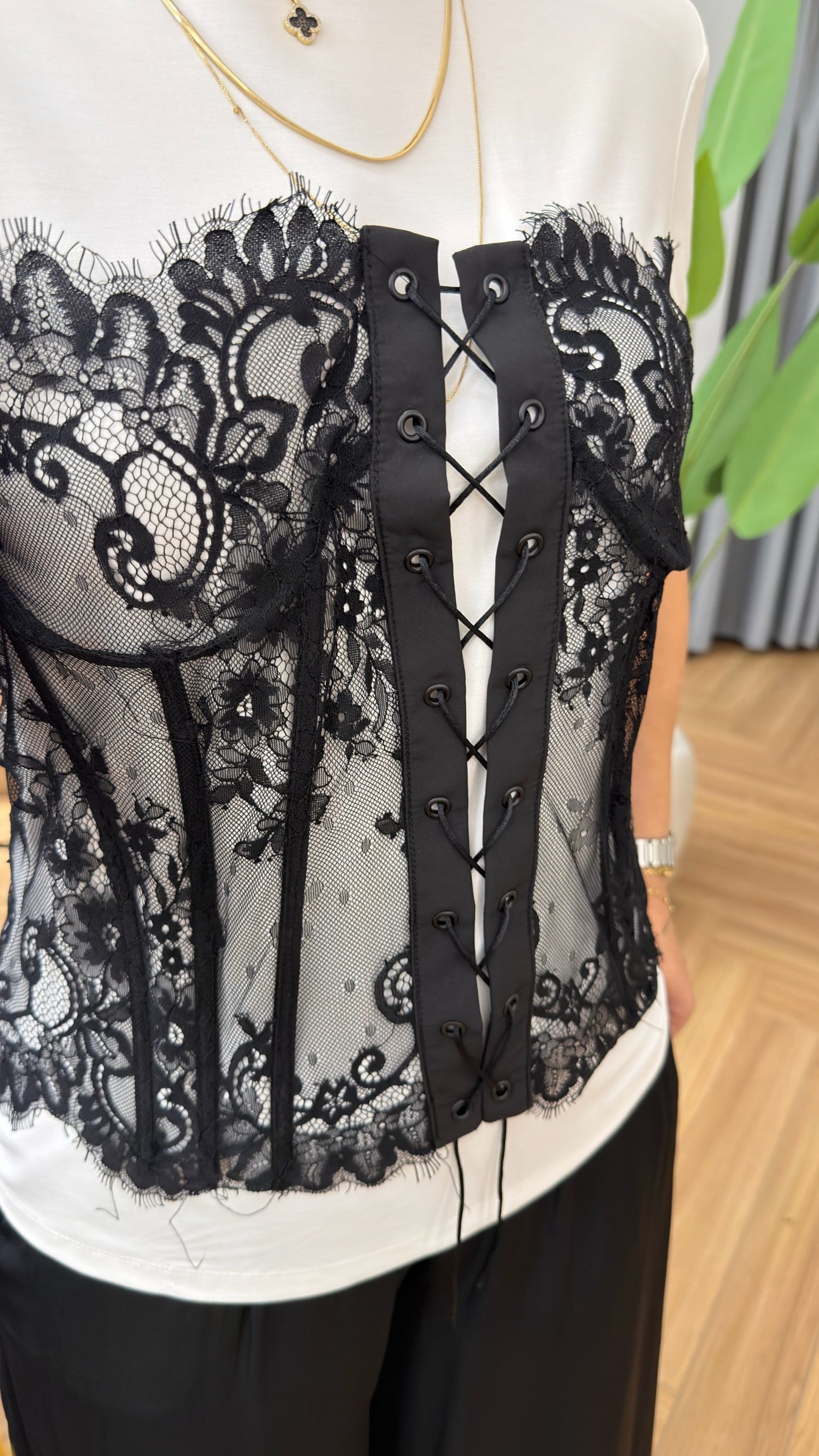 Lais Dantel Detaylı Beyaz Tshirt