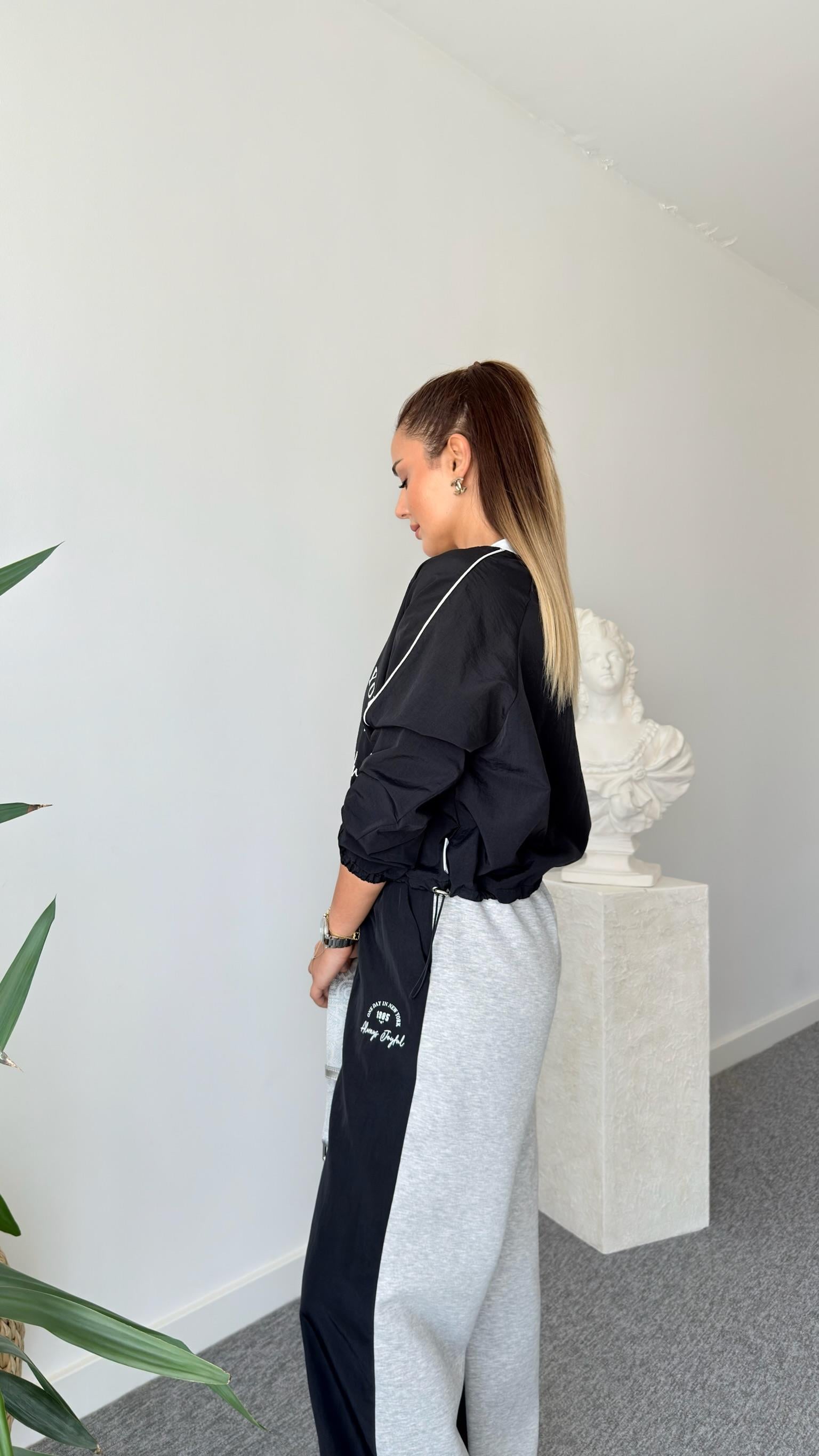 Youne V Yaka Yazılı Paraşüt Sweatshirt