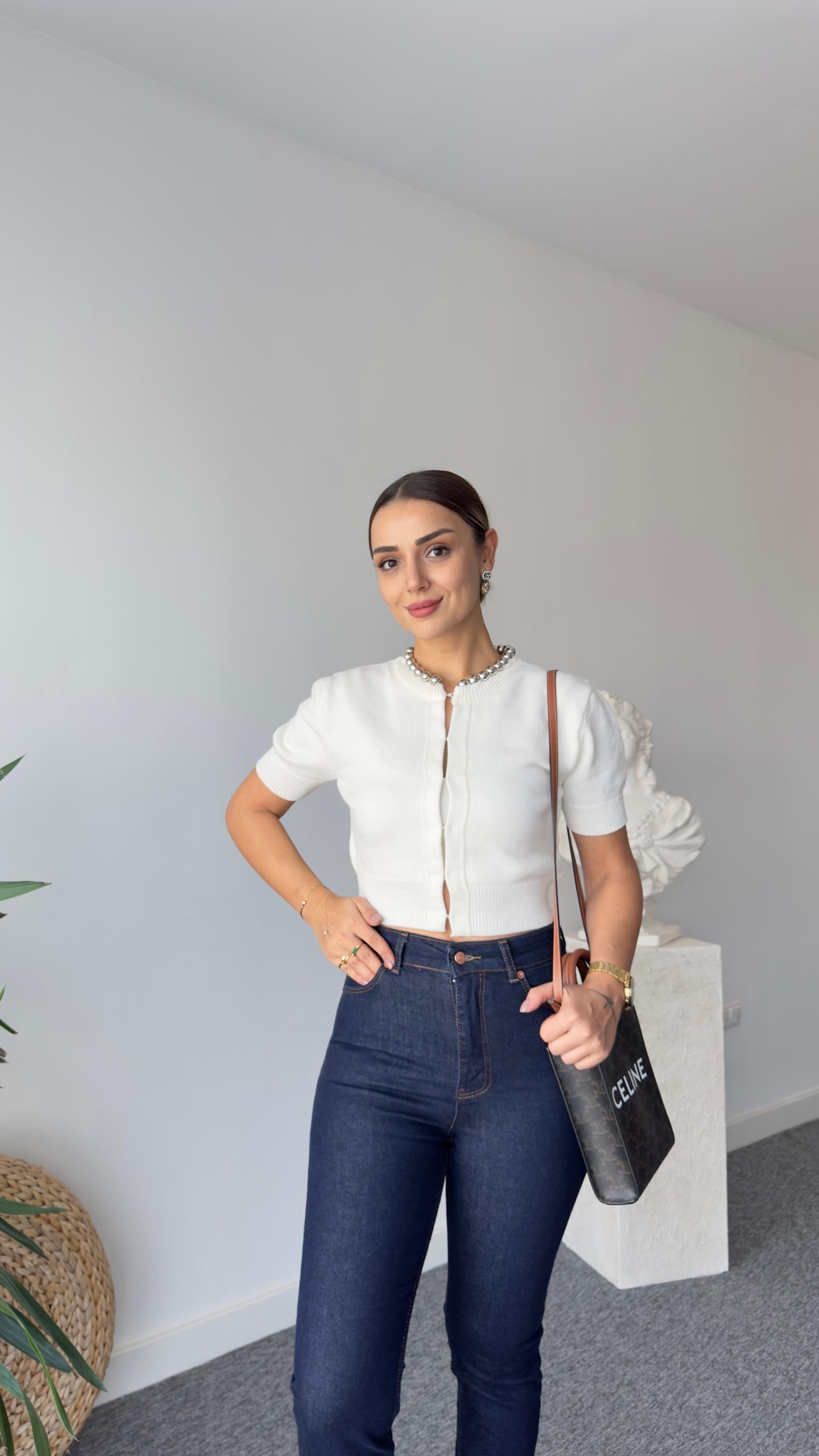 Yaka Boncuklu Ekru Kısa Kol Triko