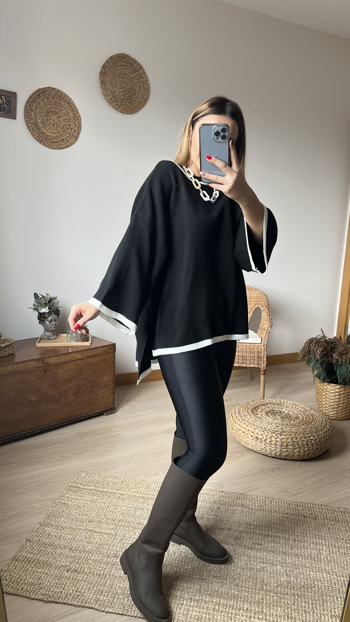 Beyaz Şerit Detaylı Oversize Triko