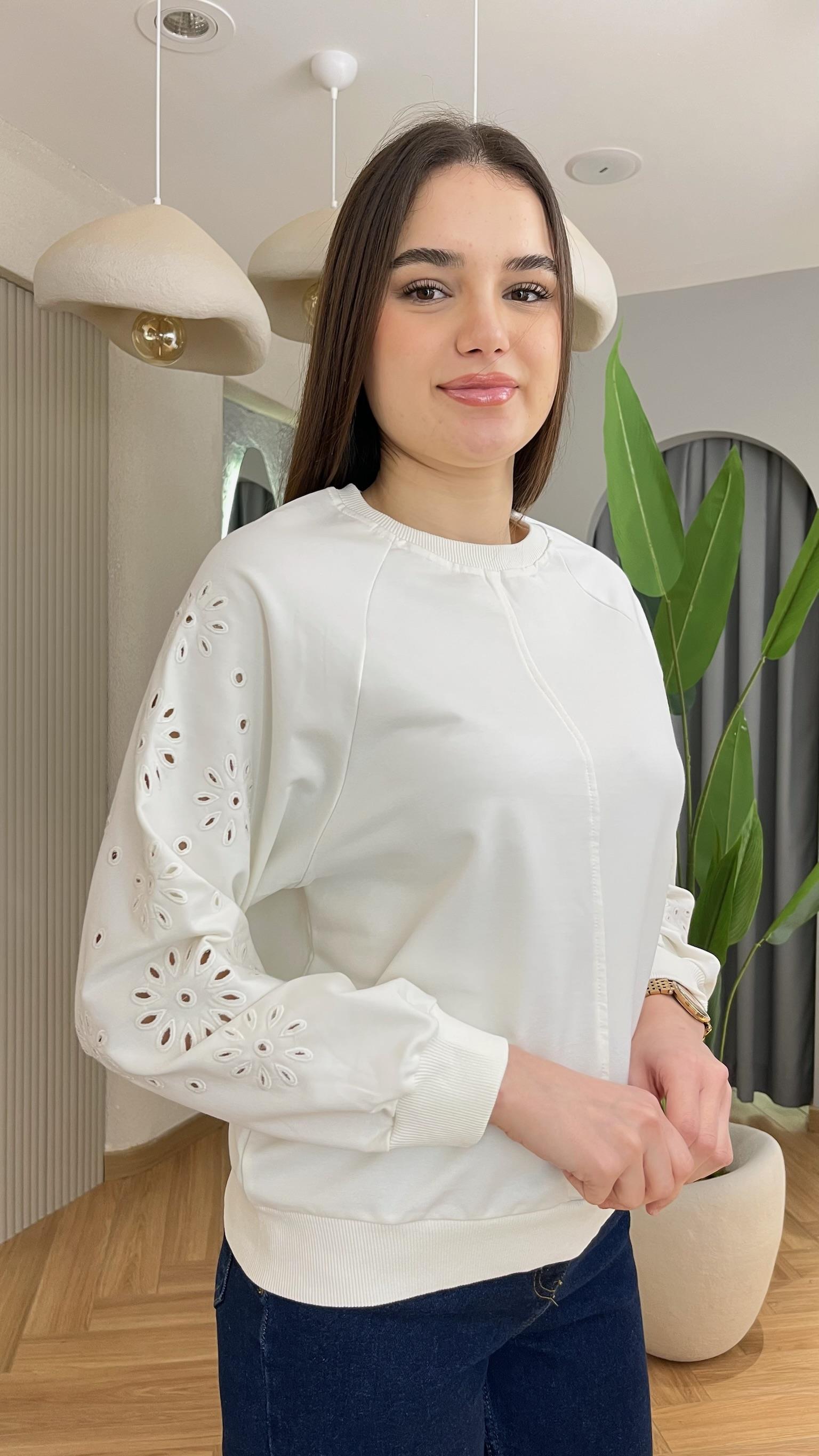 Beyaz Kol Brodeli Sweatshirt