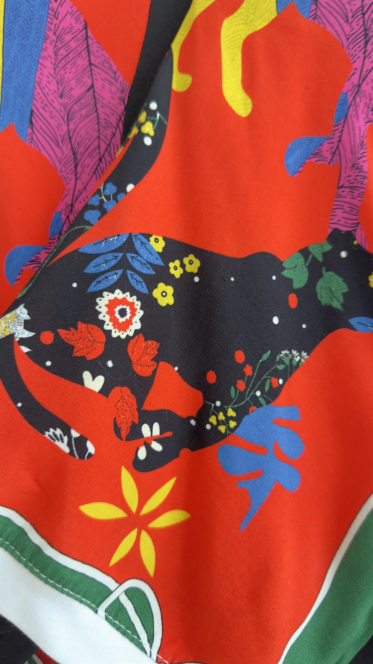 Kolları Renkli Siyah Tshirt