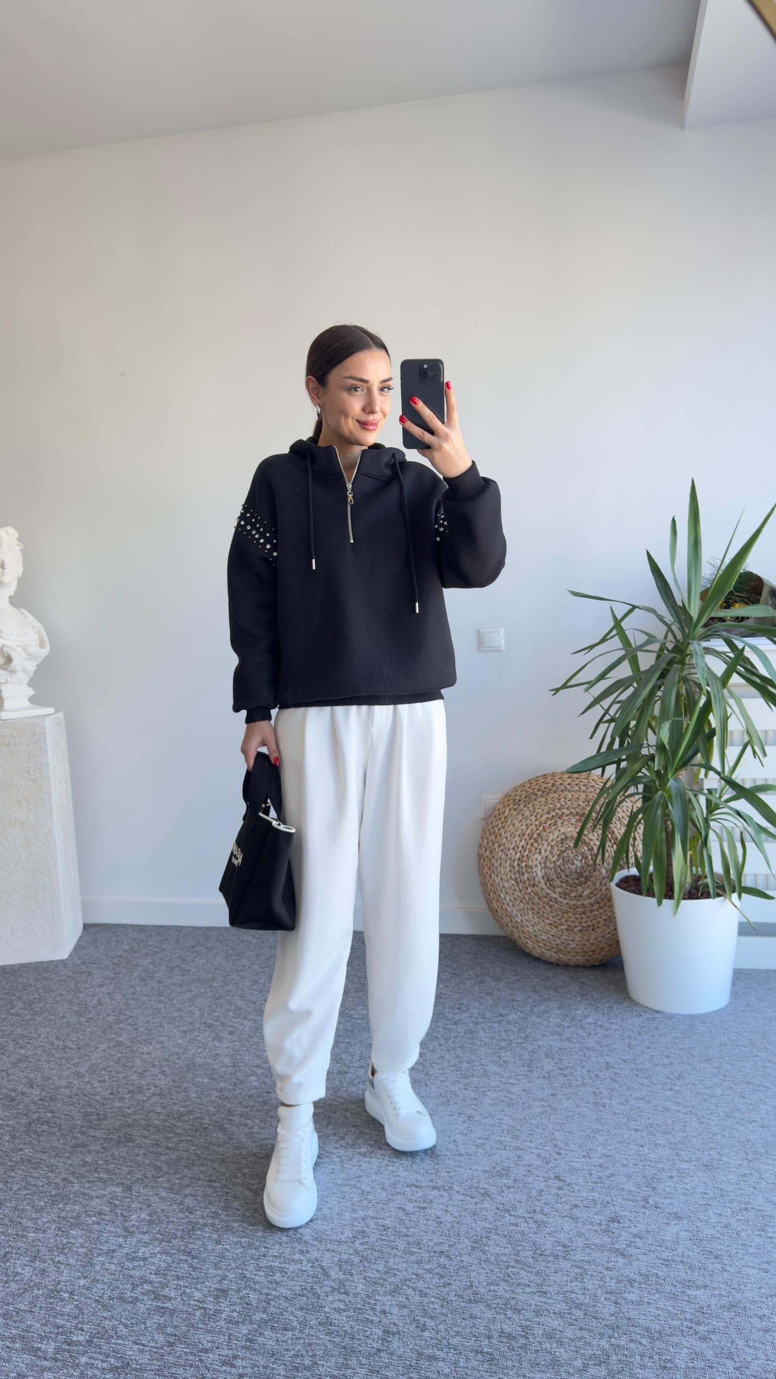 Şardonlu Omuzları Taşlı Kapüşonlu Siyah Sweatshirt
