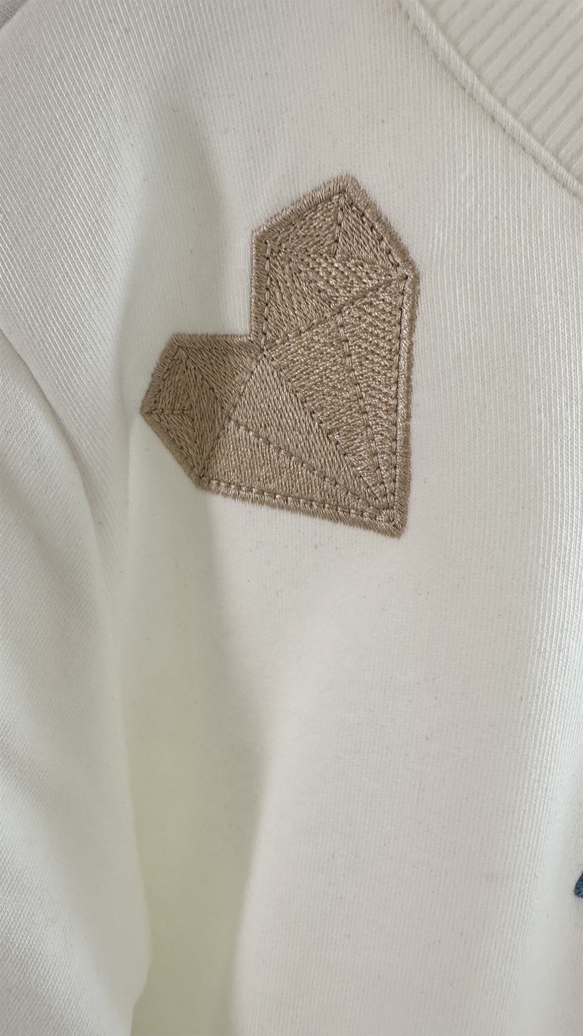 Kalp İşlemeli Beyaz Sweatshirt
