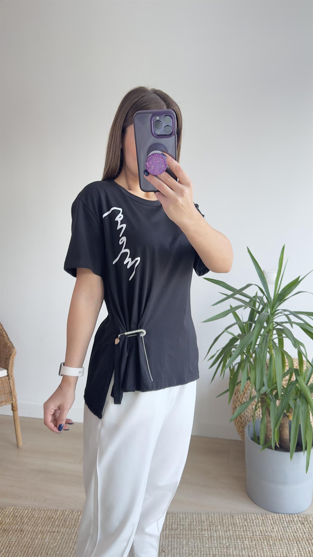 Taş Broşlu Siyah Tshirt