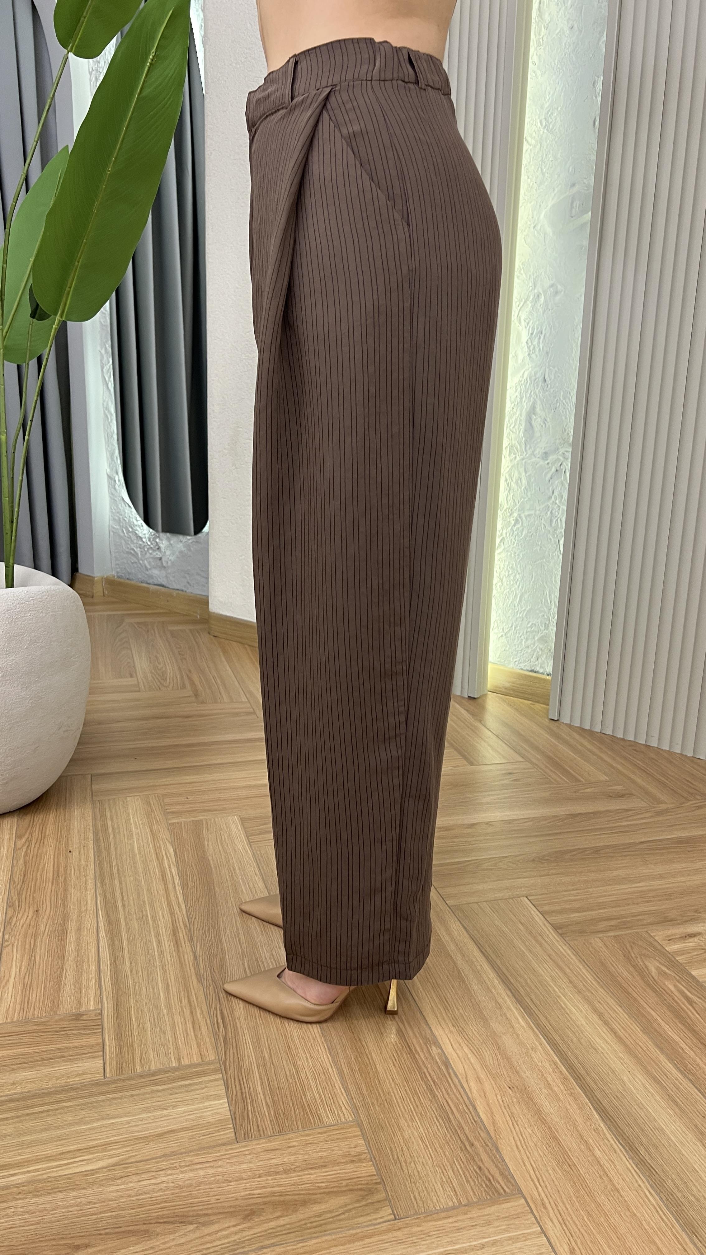 Kewin Çizgili Pile Detaylı Kahve Pantolon