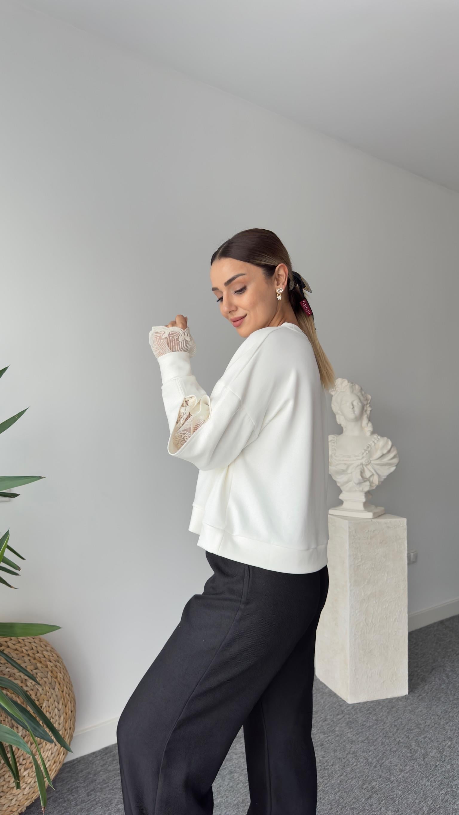 Kollar Güpür Detaylı Beyaz Modal Sweat