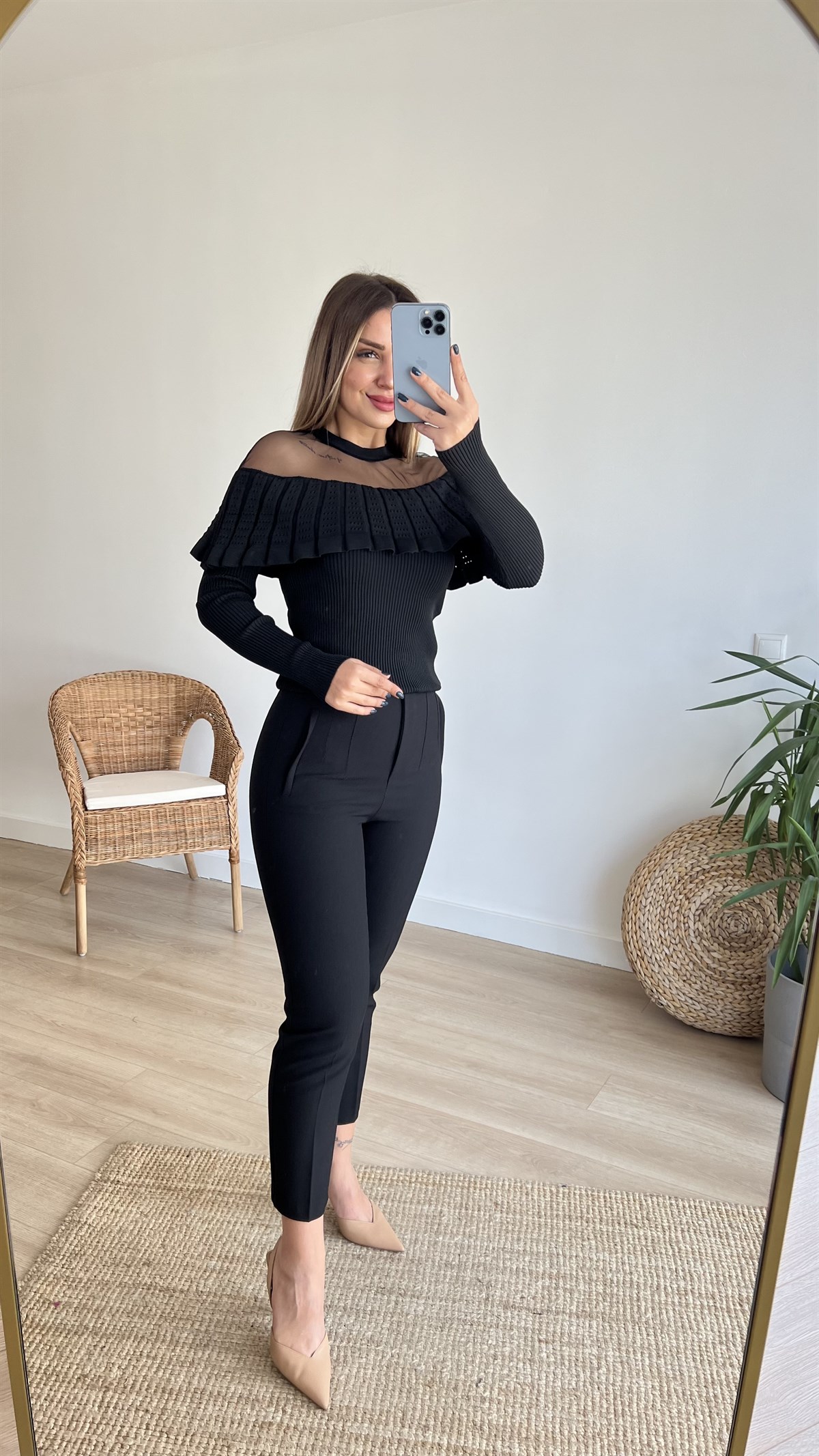 Yakası Tül Detaylı Siyah Triko